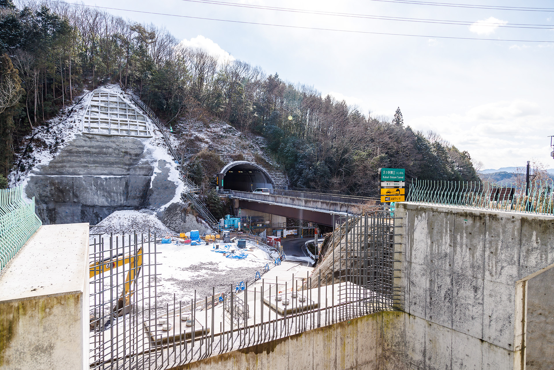 すぐ横に供用中の道路が見える。このあと、短い橋梁とともに対面に見える山に「久々利第3トンネル」が掘削される