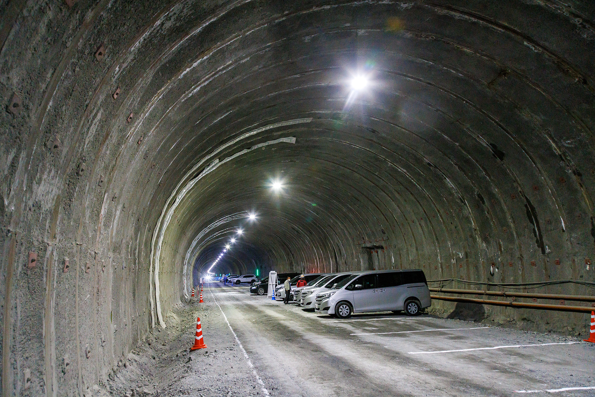 トンネル内部の様子。吹き付けられたコンクリートともにロックボルトが埋め込まれている（赤い部分）のが分かる