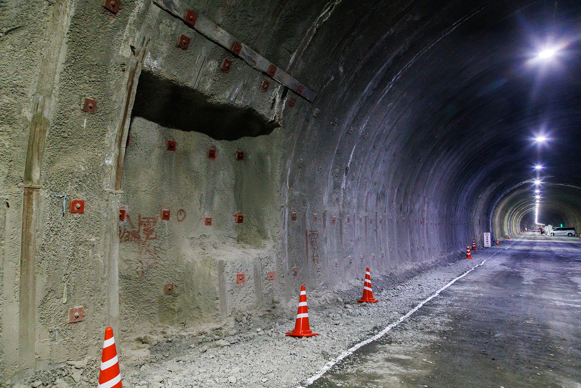 非常電話の設置場所や内回りとの連絡用通路もすでに準備されている