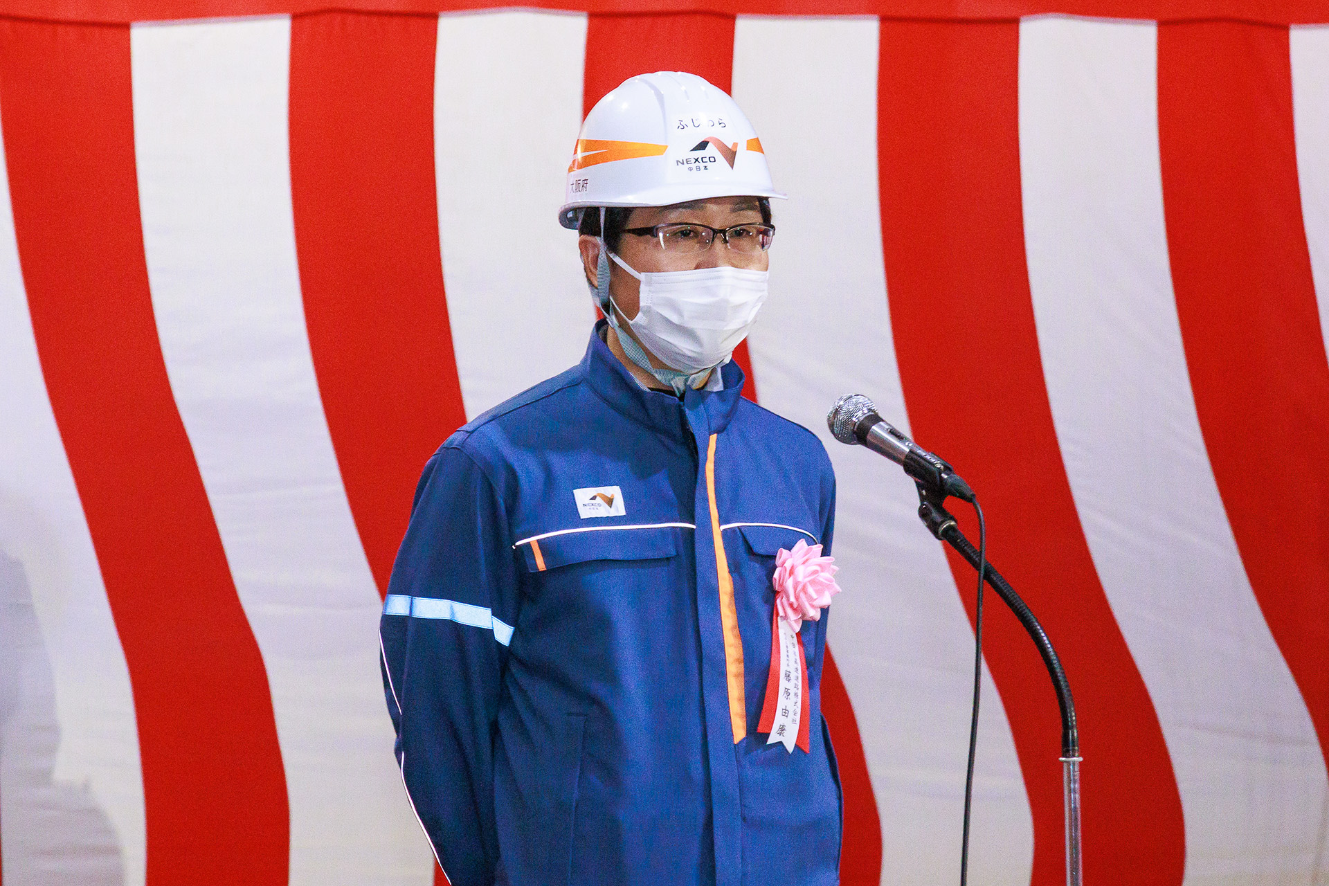 中日本高速道路株式会社 名古屋支社 岐阜工事事務所長 藤原由康氏が貫通を報告