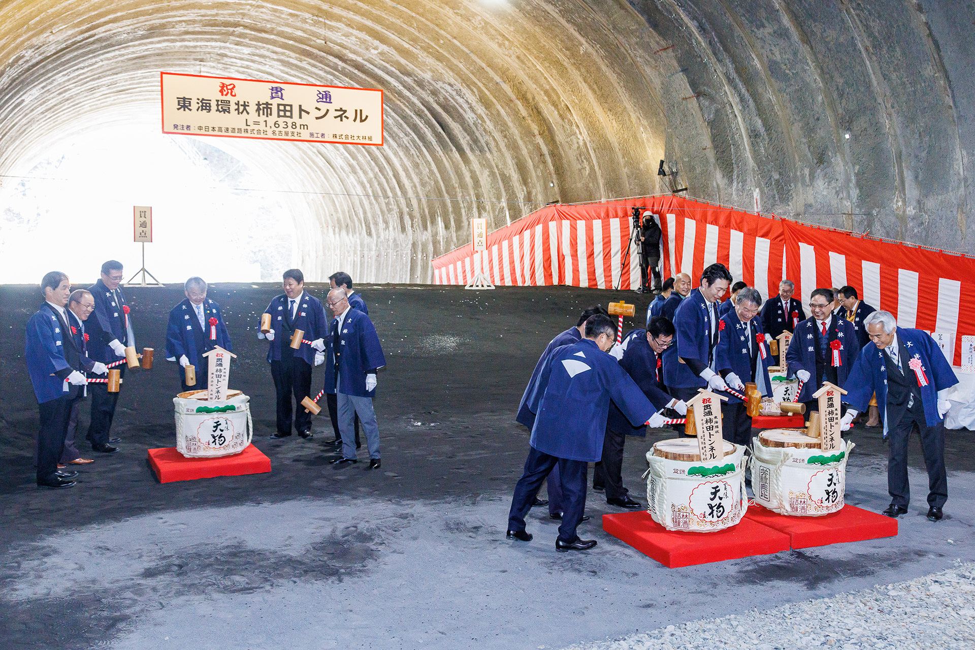 来賓による鏡開きを実施