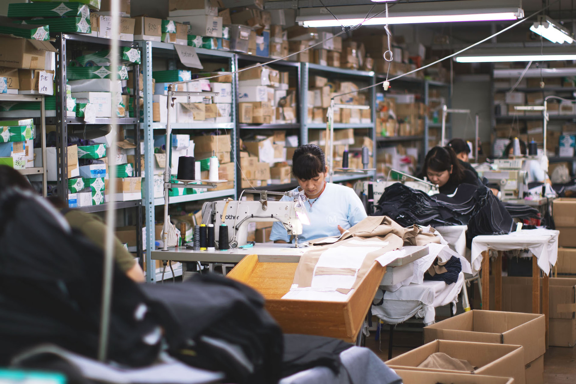 岡山の松井被服で職人が縫製した