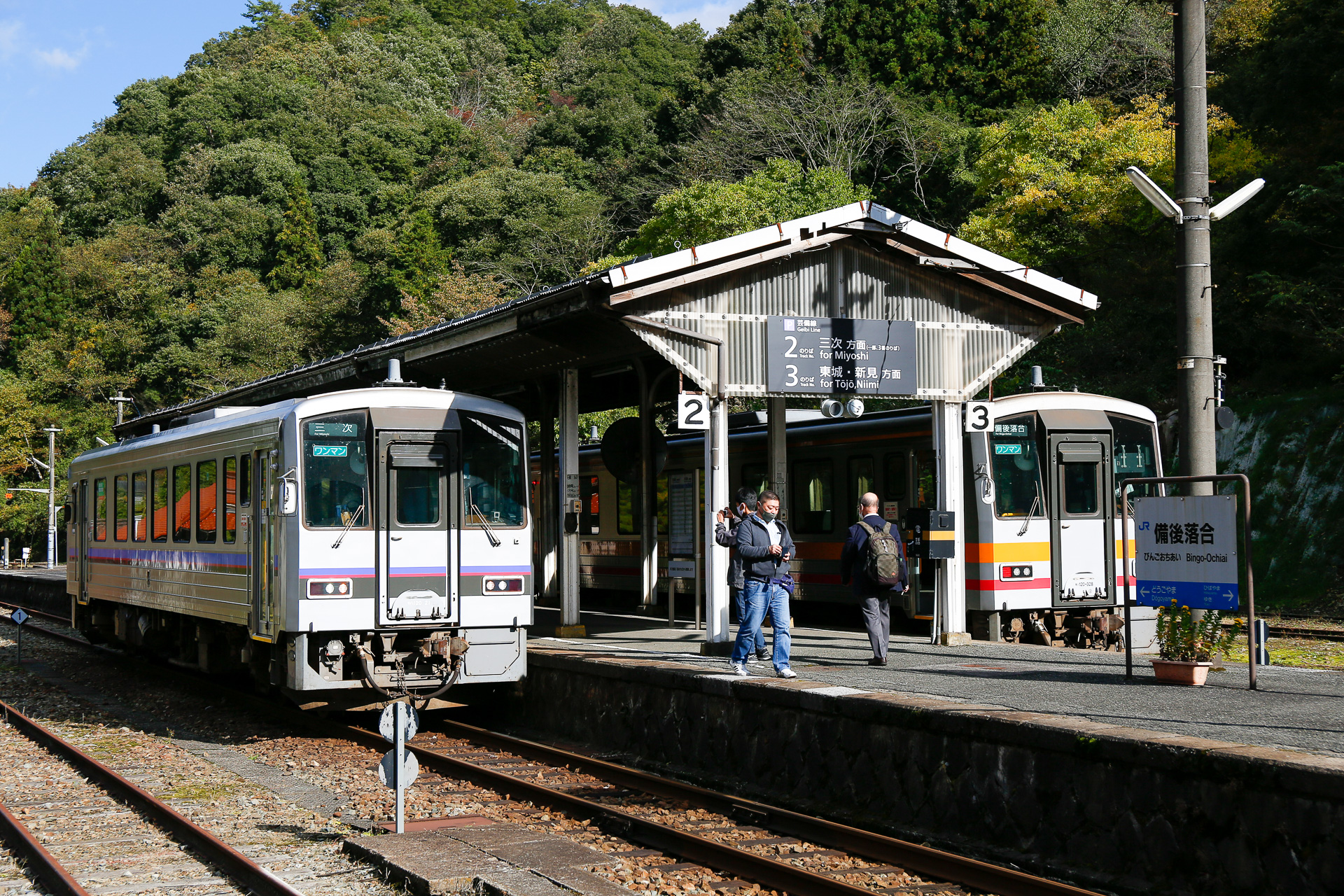 備後落合駅で。芸備線（新見方面）、芸備線（三次方面）、木次線の列車が一堂に会するタイミングがあり、このときはにぎわう。しかし、接続がよいということは、同じ行程で移動する「同業者」がたくさんいるということでもある