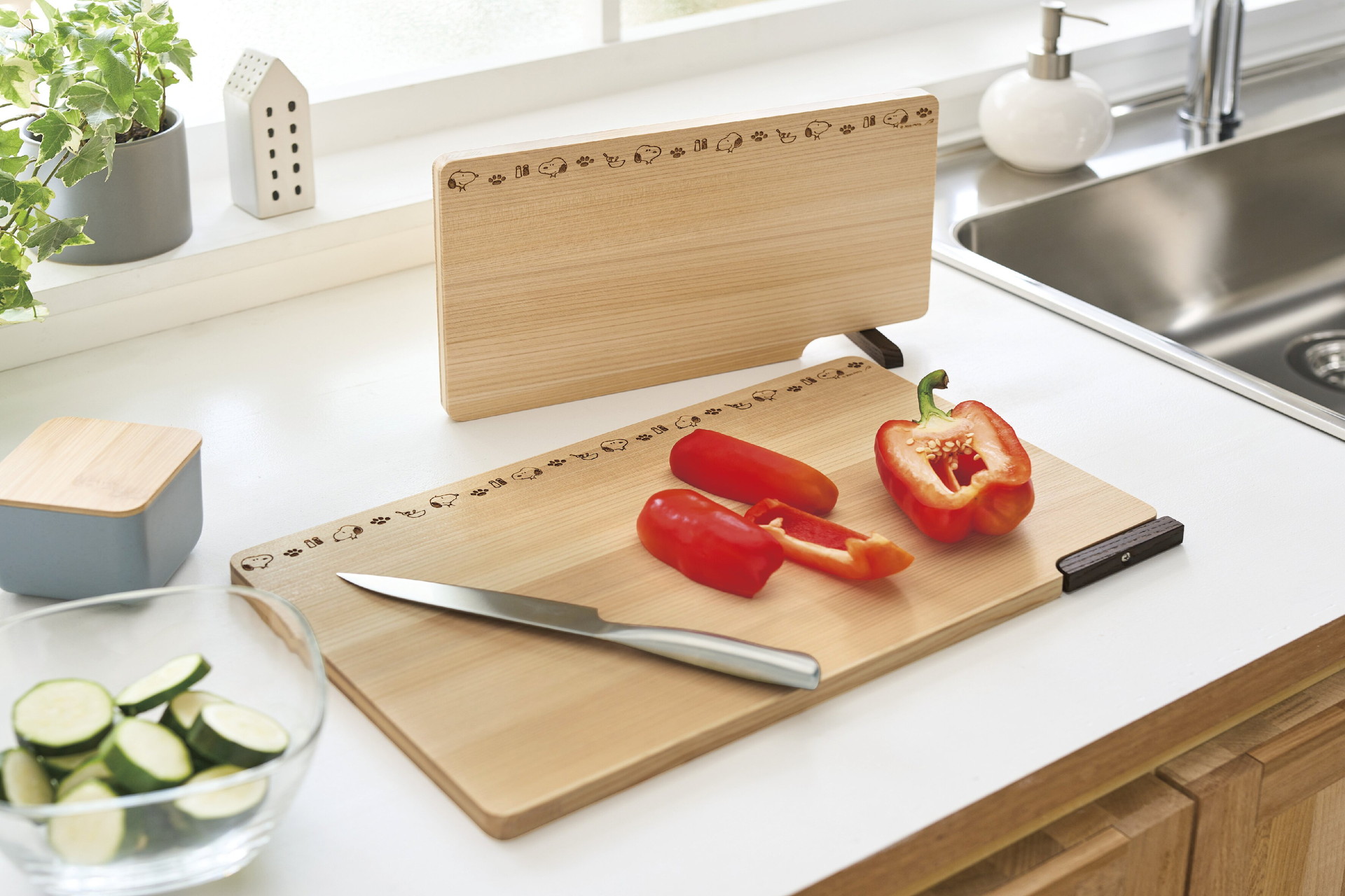 自立する食洗機対応ひのきのまな板（3990円～4990円）