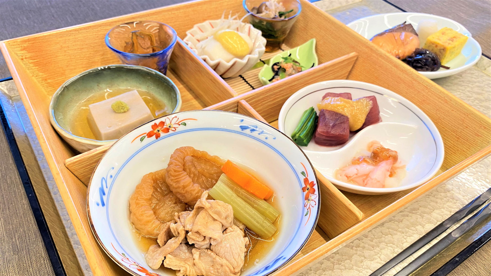 朝食は旬の食材を中心とした季節の和食御膳と約30種類以上の和洋バイキングを提供