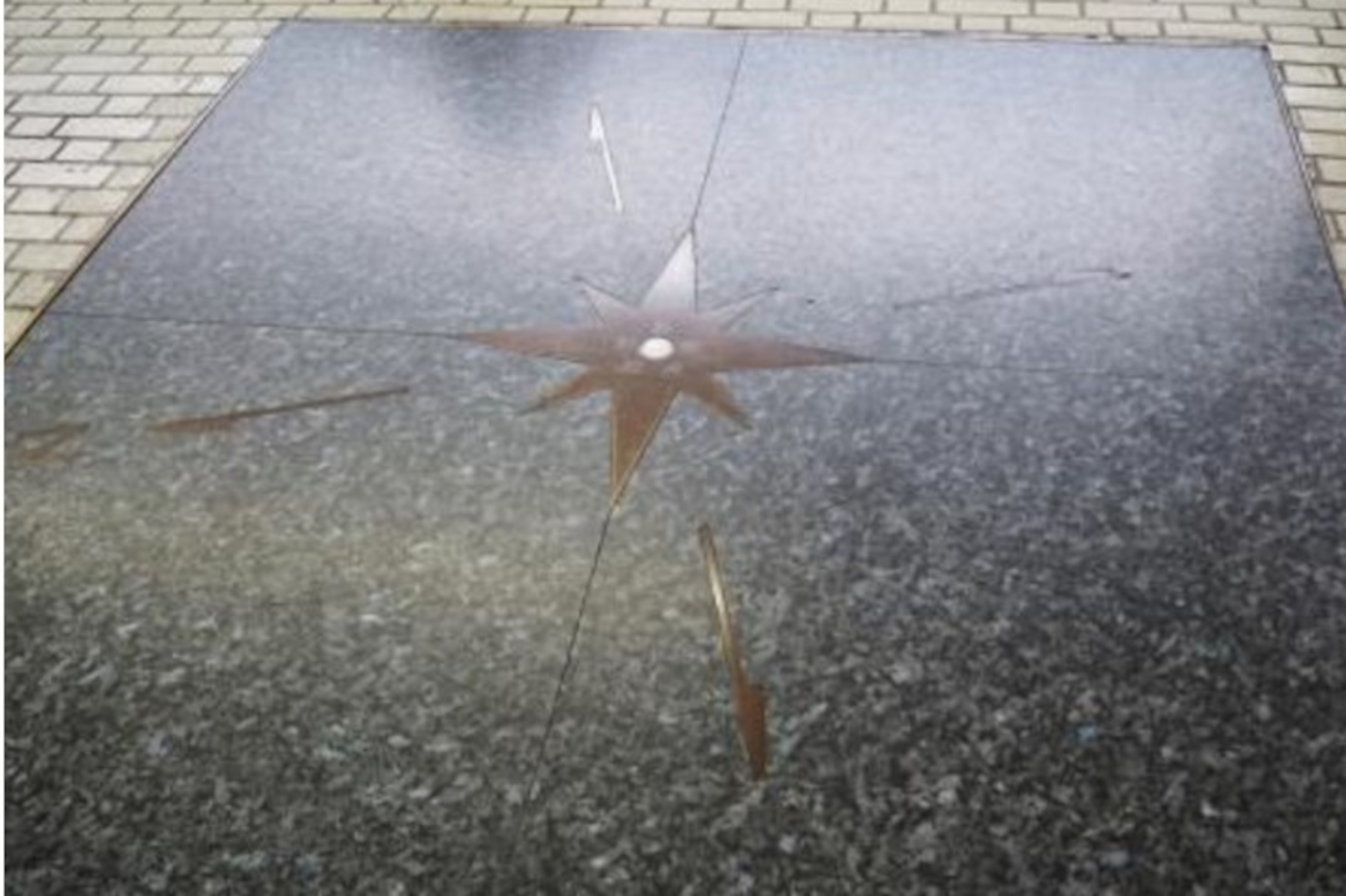 東京駅の東海道新幹線「0キロポスト」を示すレリーフ