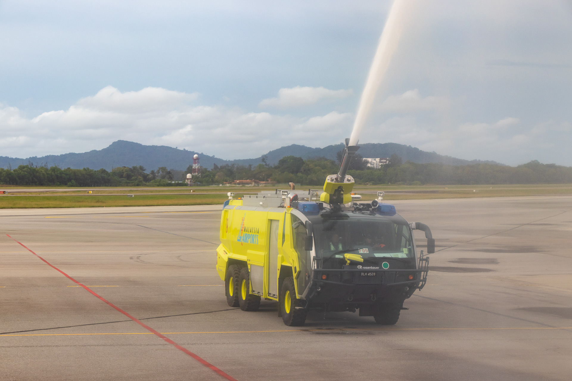 空港に着陸すると放水車がウォーターキャノンでお出迎え