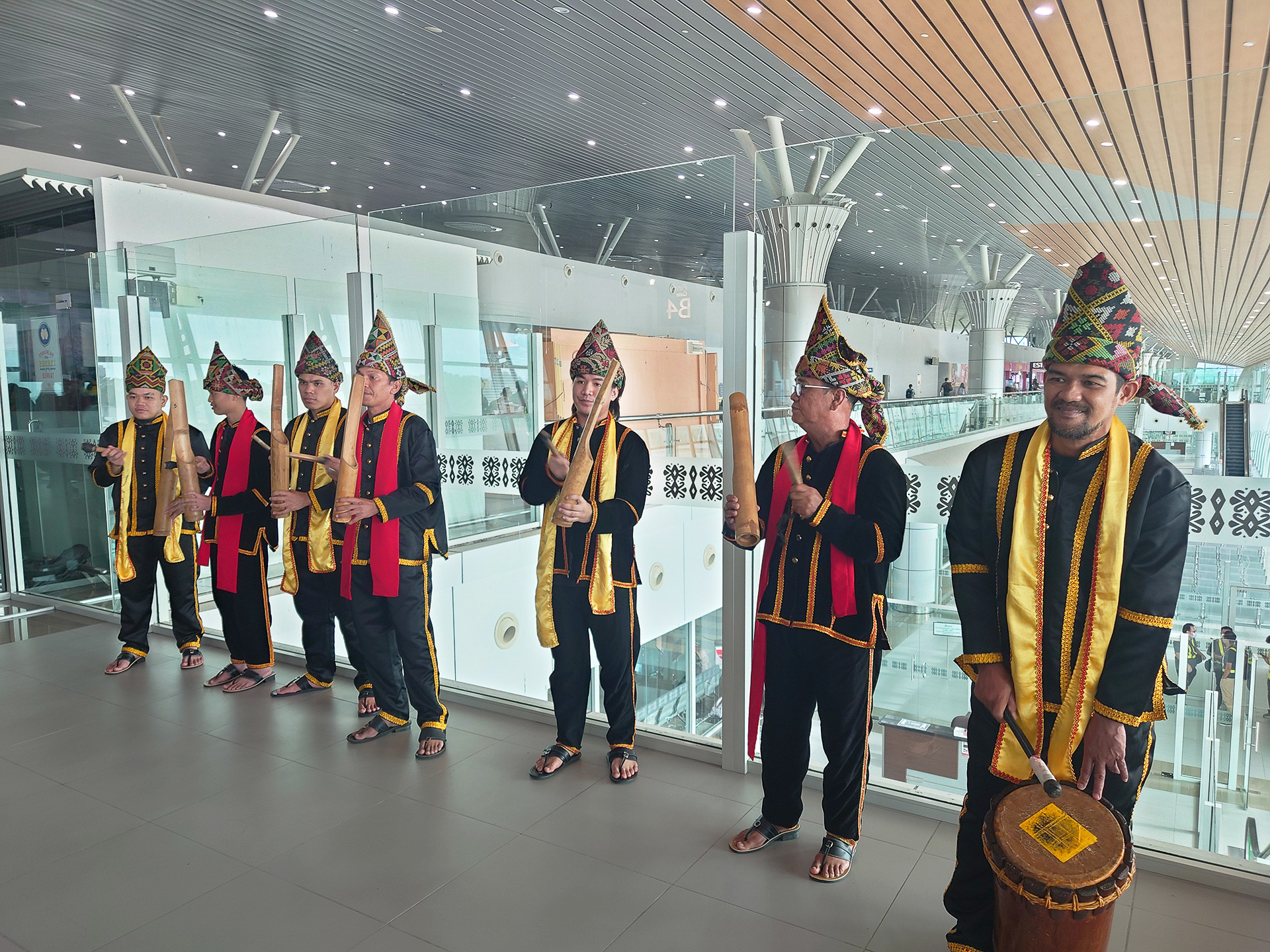 再開初便とあって、到着した一行を歓迎してくれた。空港もとてもキレイ