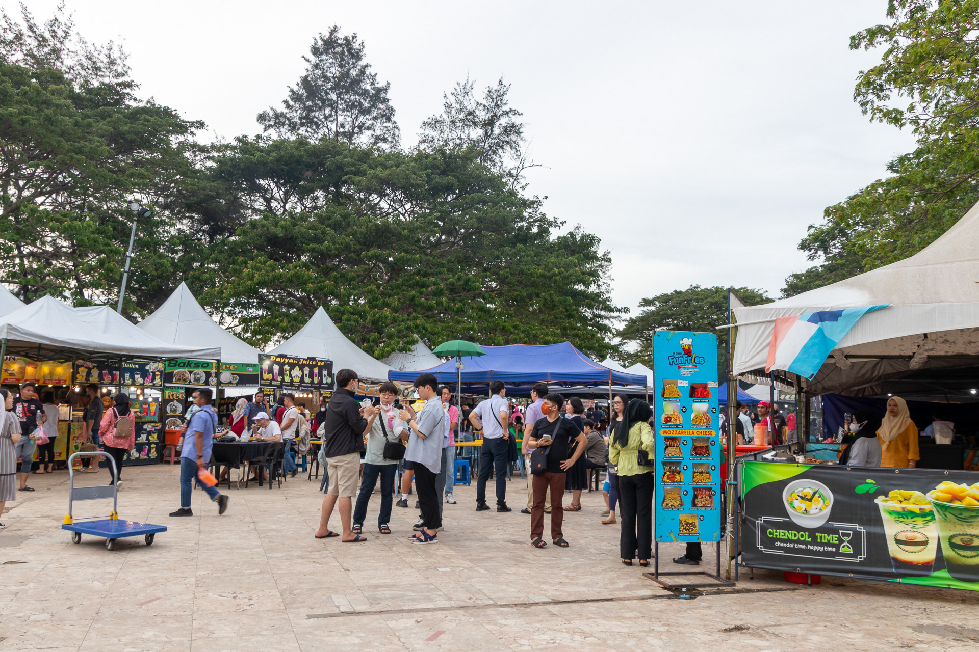 屋台の数も多く、フードだけでなく、服や玩具なども販売している