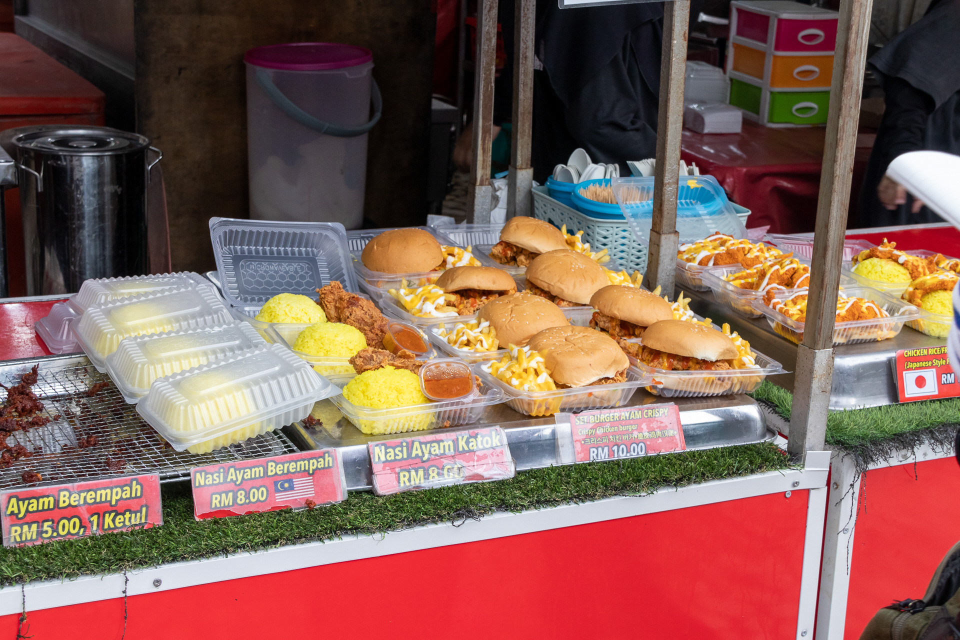 食べ物や飲み物がお手頃価格なのがうれしい。1リンギットは30円前後