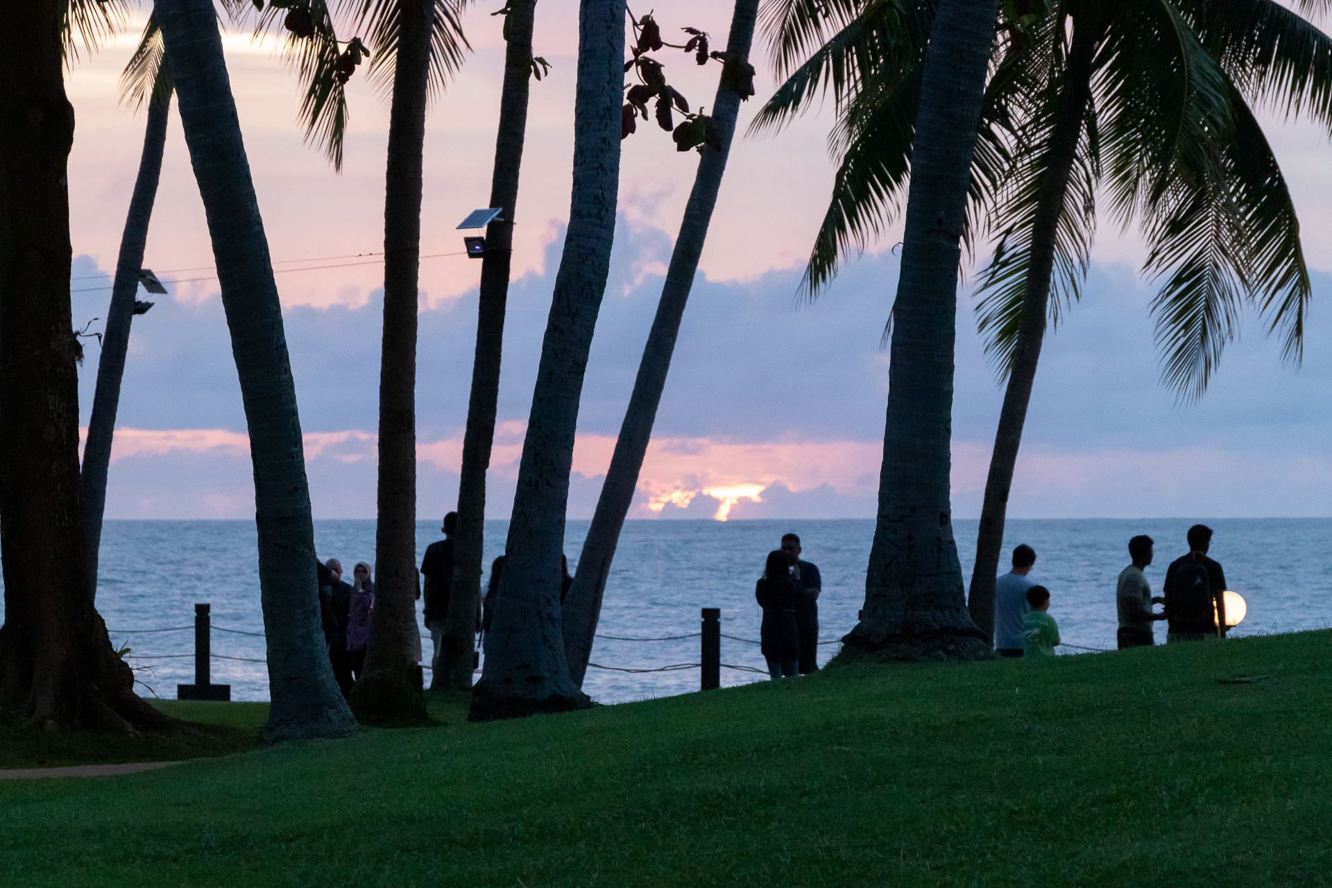 サンセットが美しいと評判のシャングリ ラ タンジュンアル コタキナバルの海辺