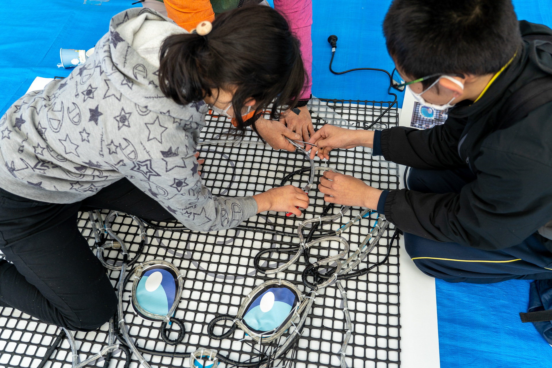 下絵が書かれた指示書があるとはいえ本格的な作業。チューブライトをクネクネ曲げて形を作る