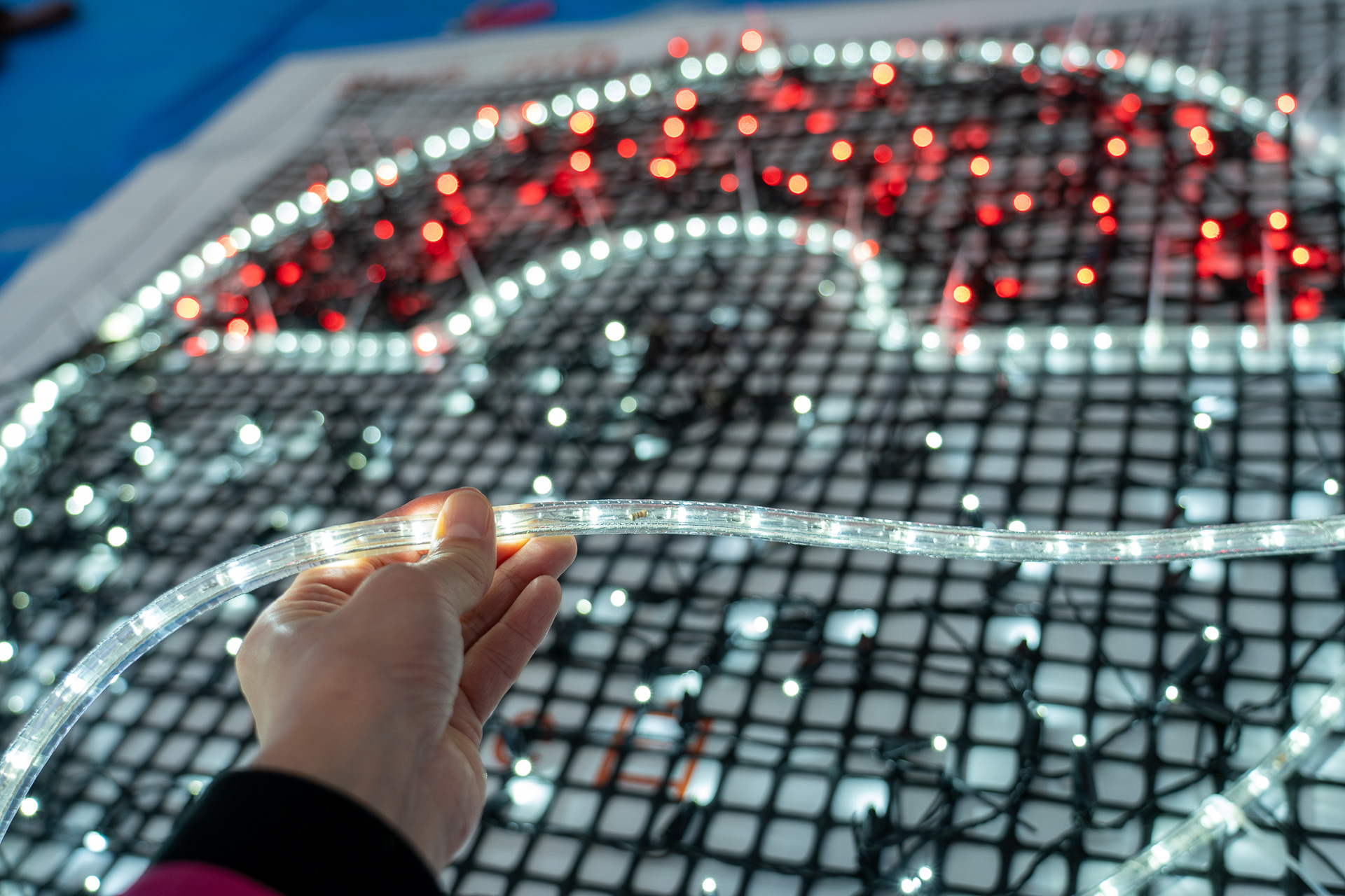 下絵が書かれた指示書があるとはいえ本格的な作業。チューブライトをクネクネ曲げて形を作る