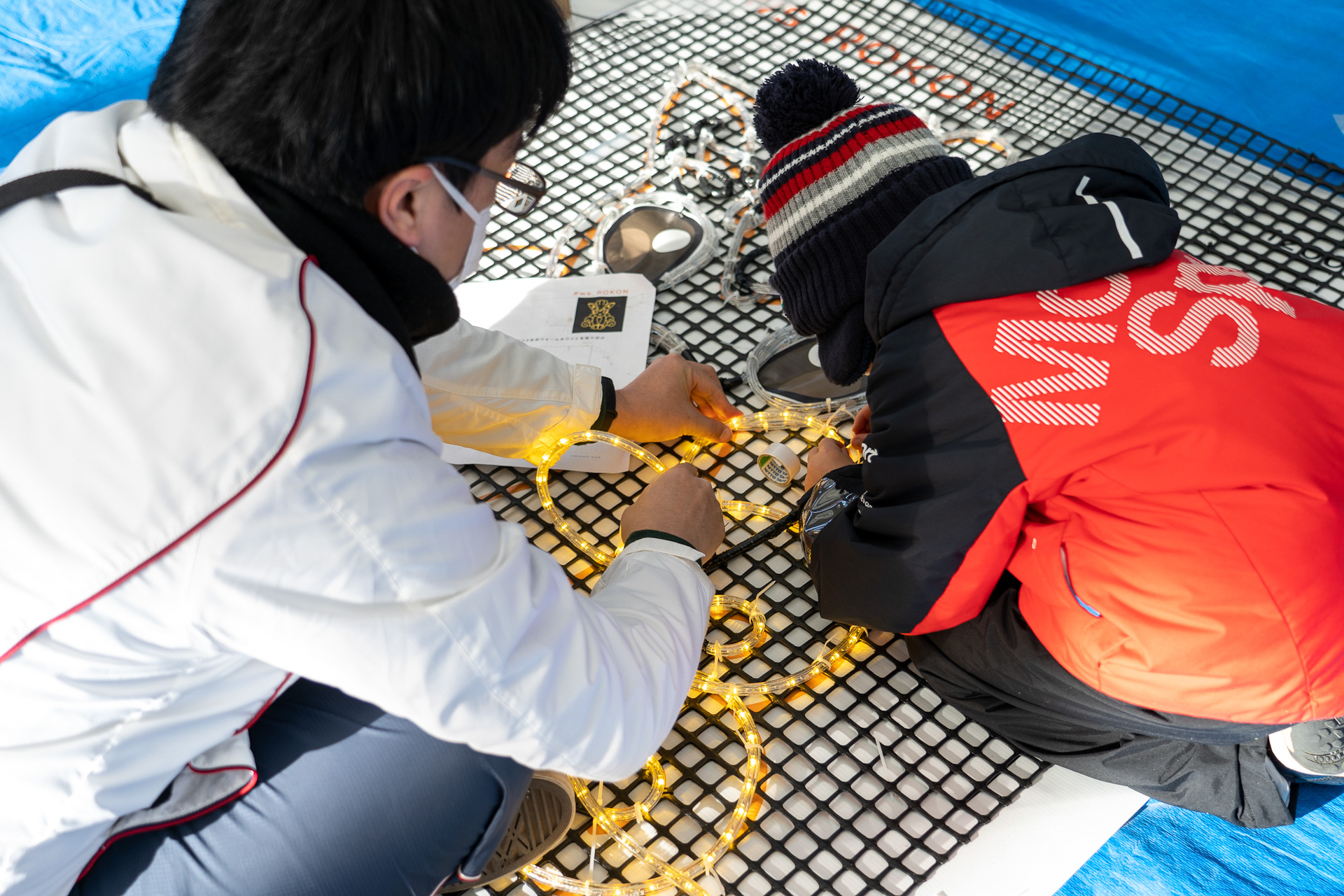 下絵が書かれた指示書があるとはいえ本格的な作業。チューブライトをクネクネ曲げて形を作る