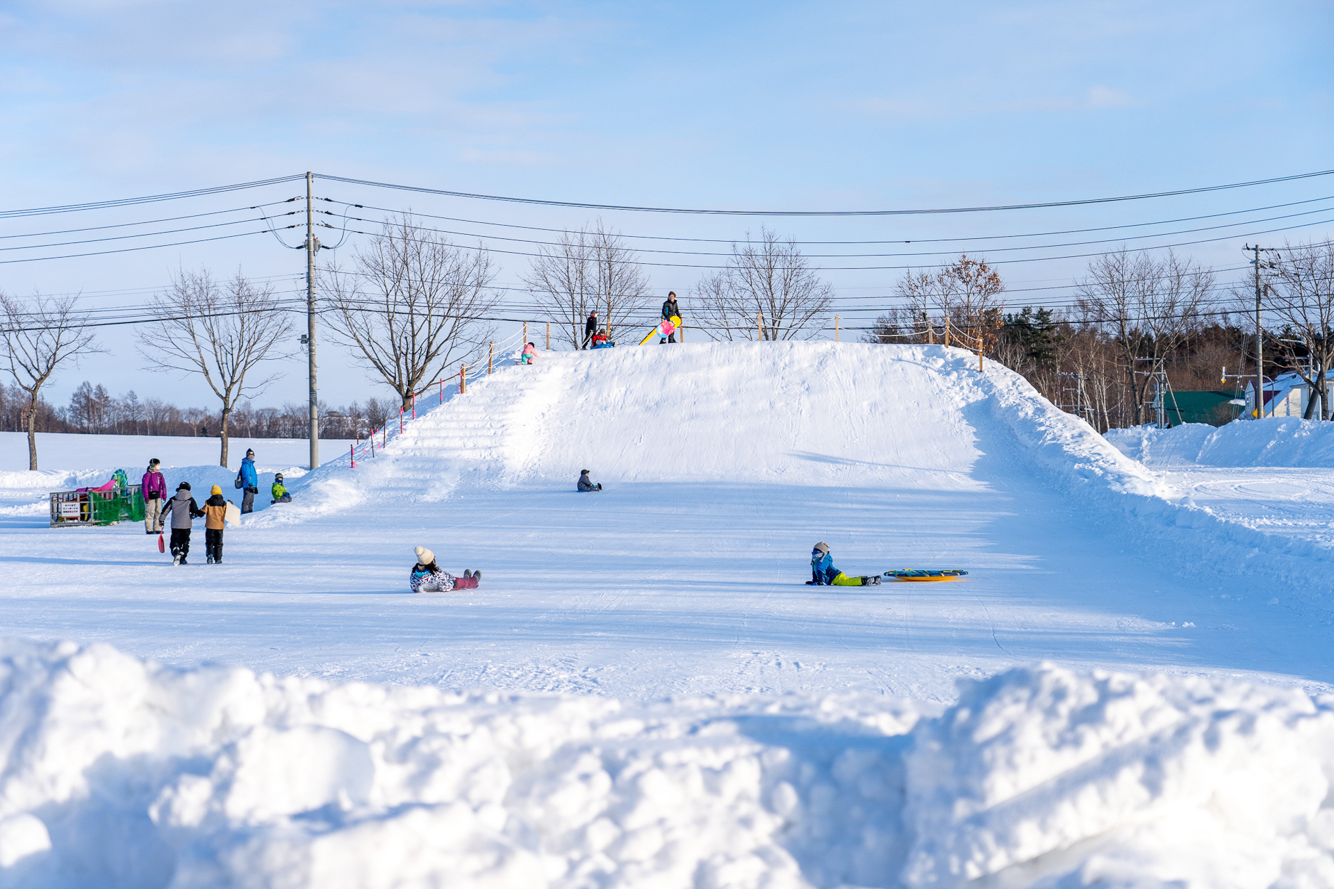 そり遊び用「ジャンボすべり台」もある