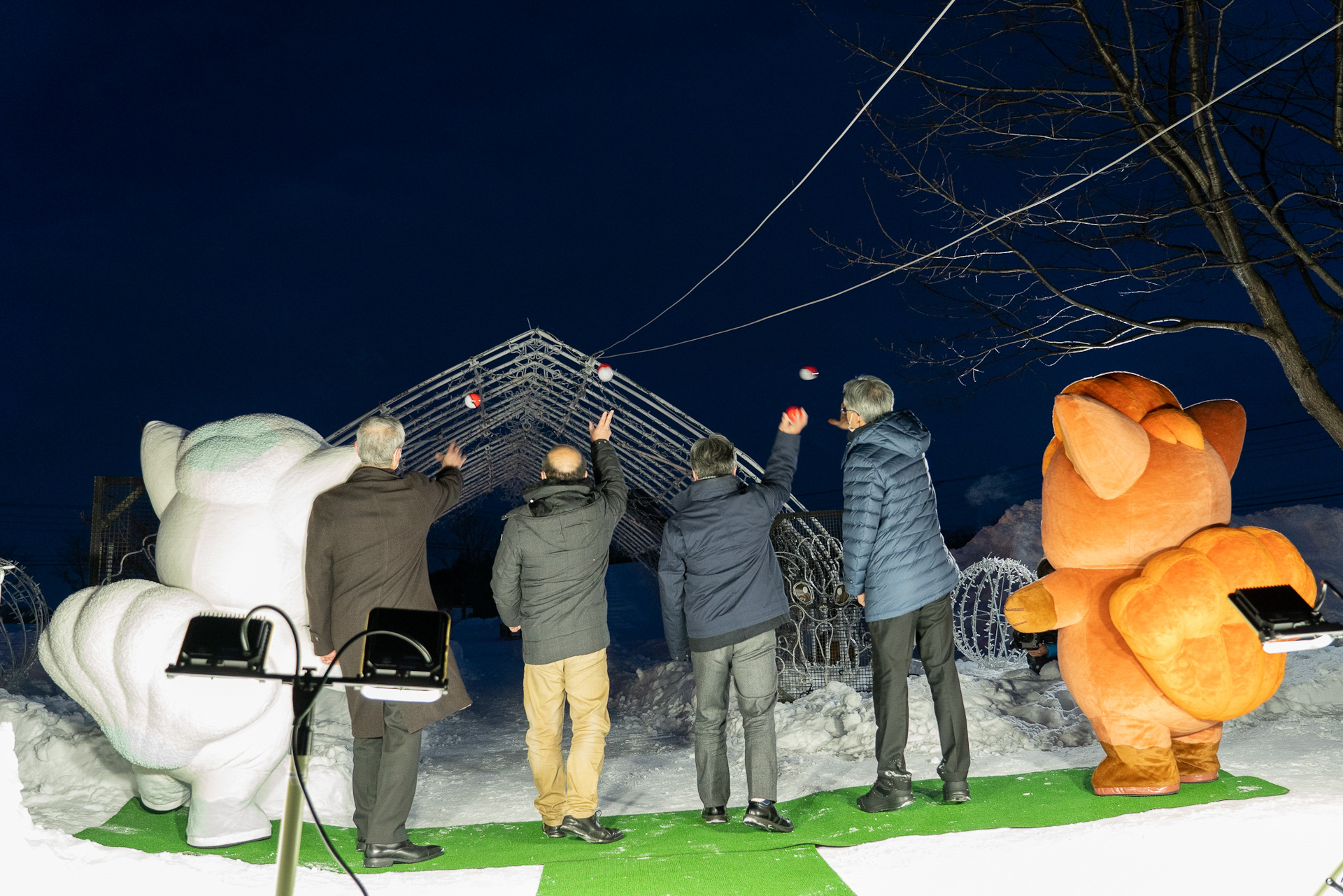 株式会社AIRDO 代表取締役社長の草野晋氏も加わっていよいよ点灯。モンスターボールを投げるとイルミネーションが点灯する仕掛けだった