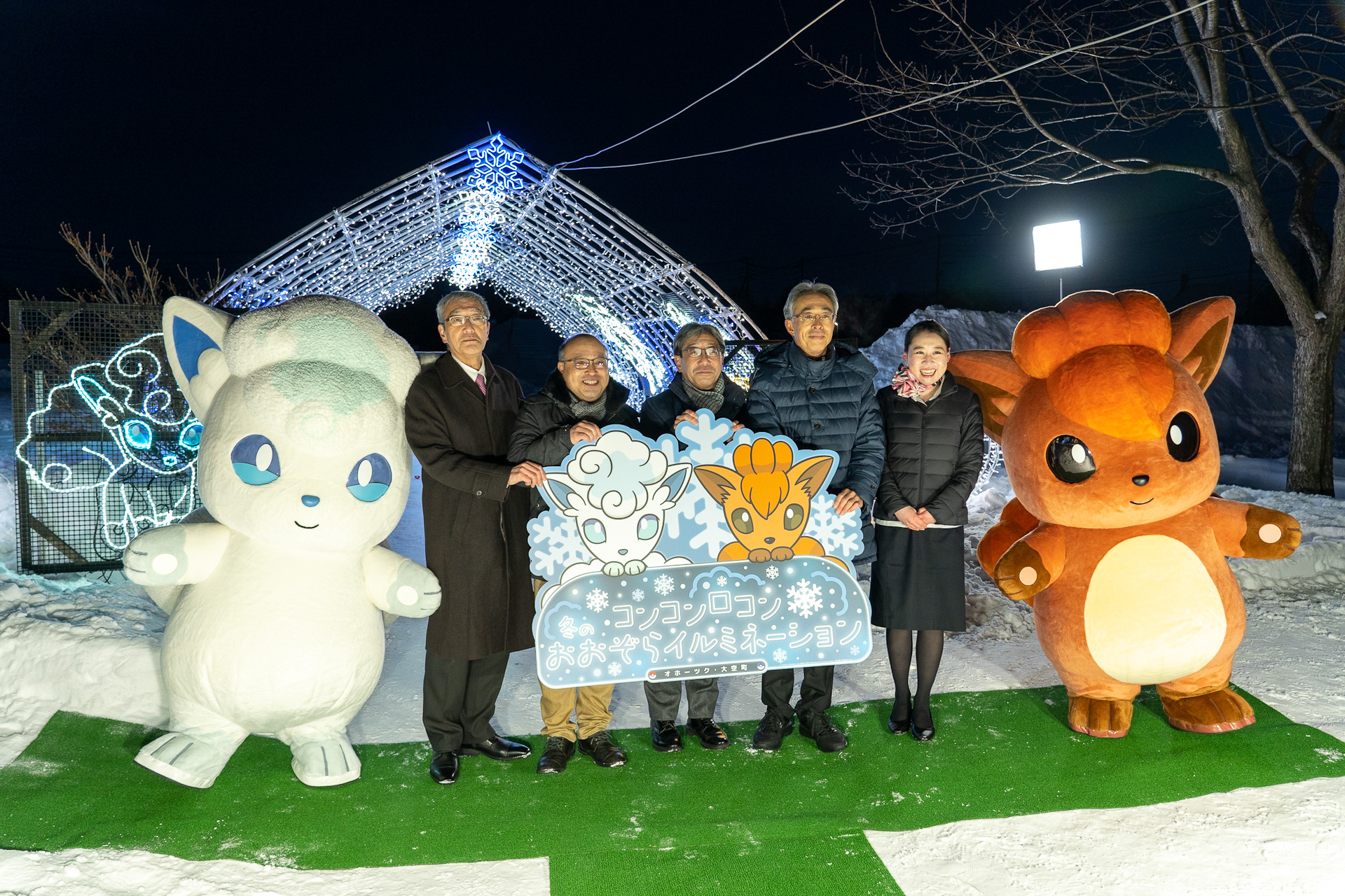 司会を務めたAIRDOの客室乗務員をまじえてフォトセッション