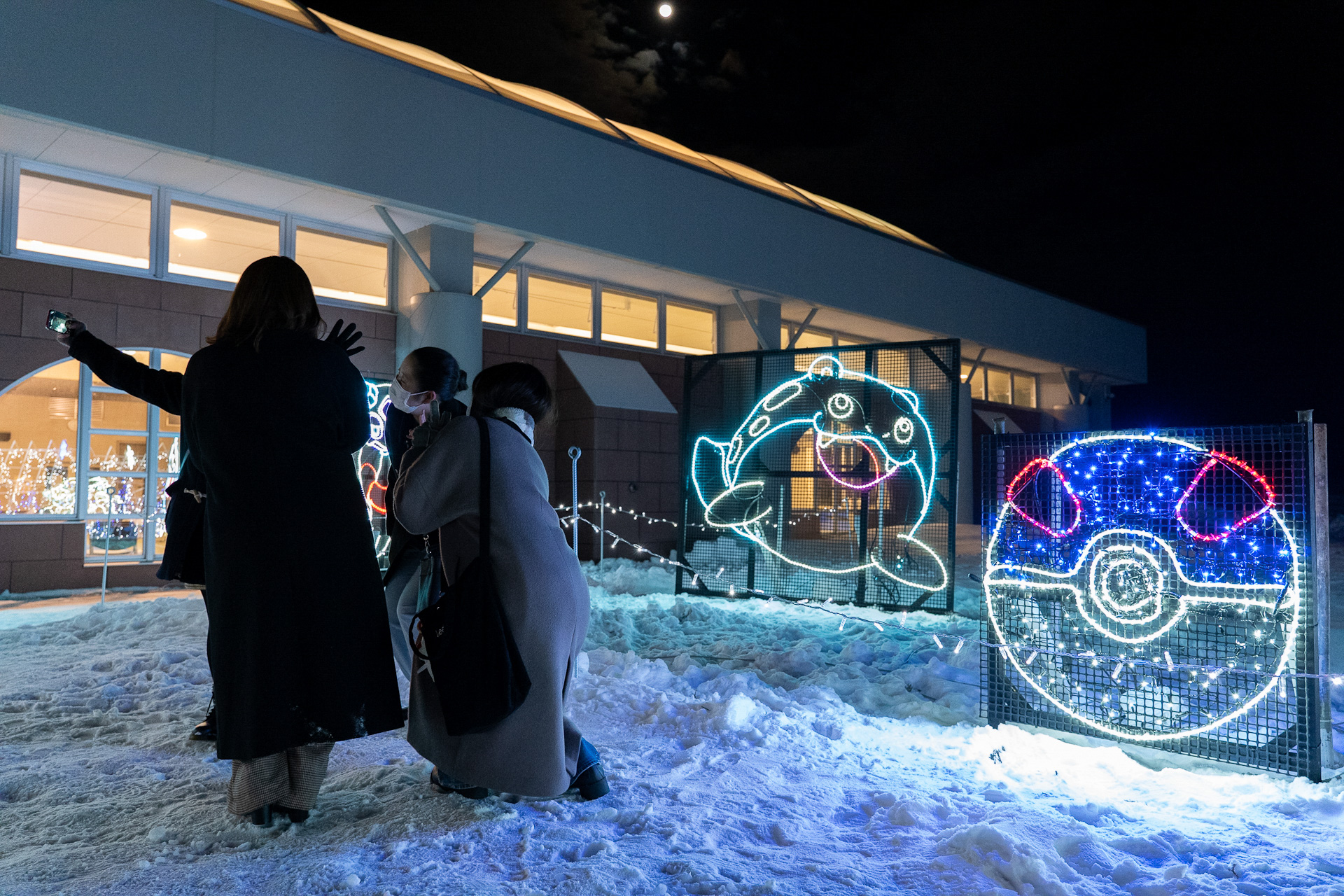 熱心に記念撮影する地元の若い女性グループの姿もありました