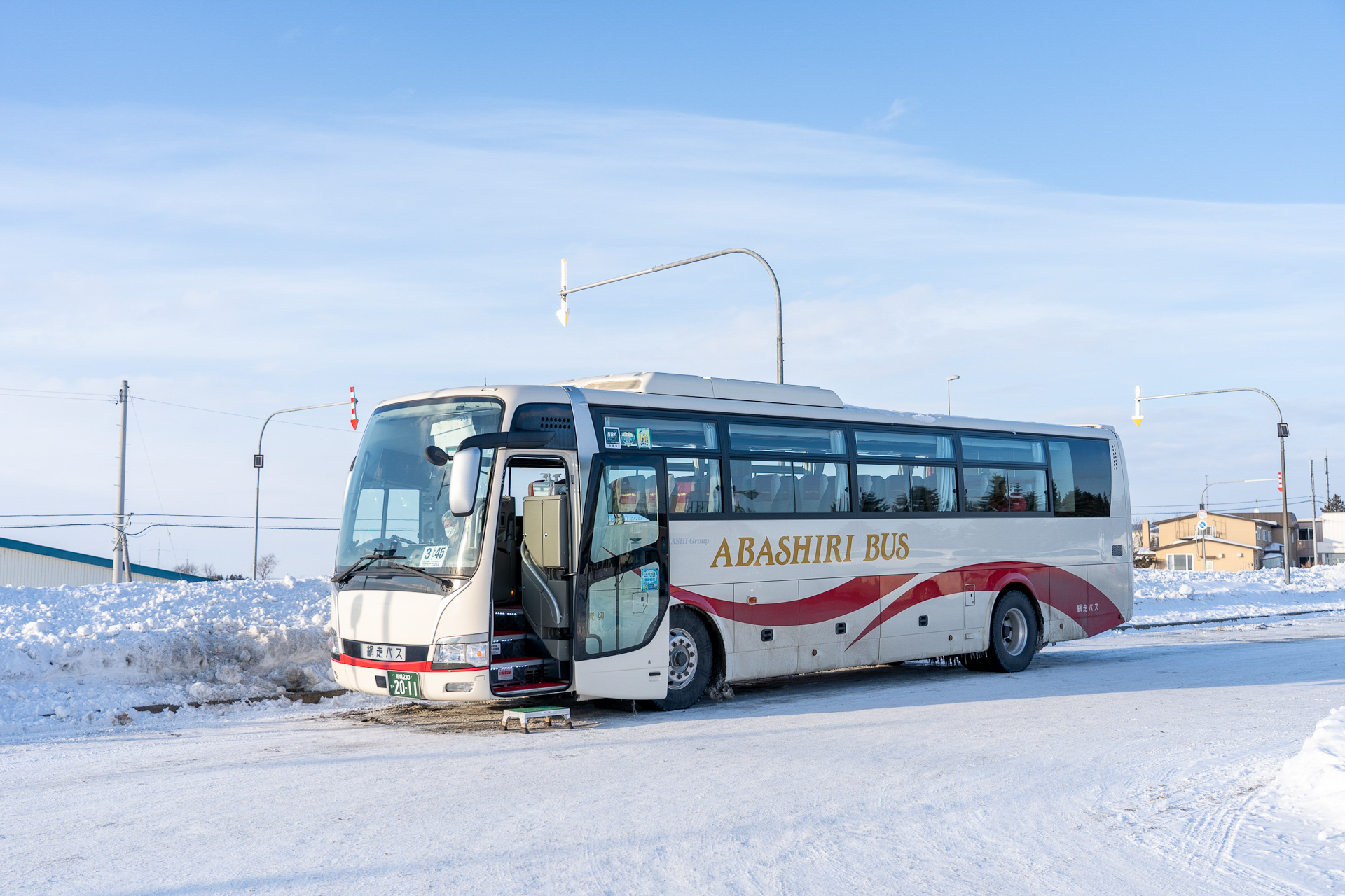 網走バスは3月5日まで、女満別空港線の車両に「コンコンロコン 冬のおおぞらイルミネーション」ラッピングバスを運行します（※写真は通常の車両）