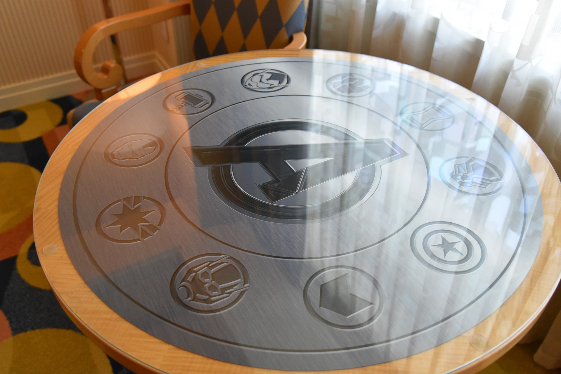 ミニデスクも10ヒーローのアイコンがぐるりと囲んでいます