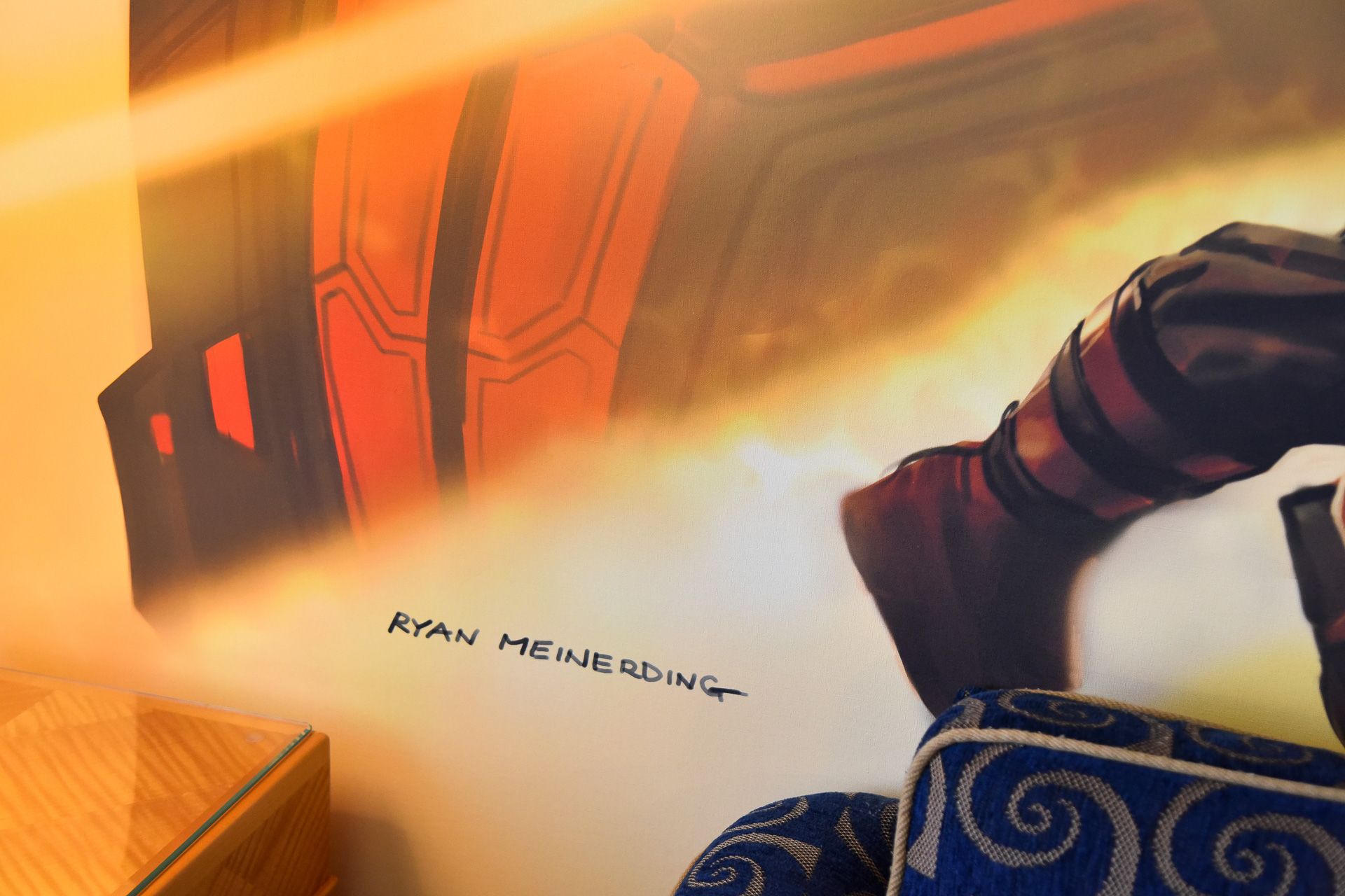 大迫力のアクションシーンを描いています。細部までしっかり鑑賞したい作品。サインも発見!?