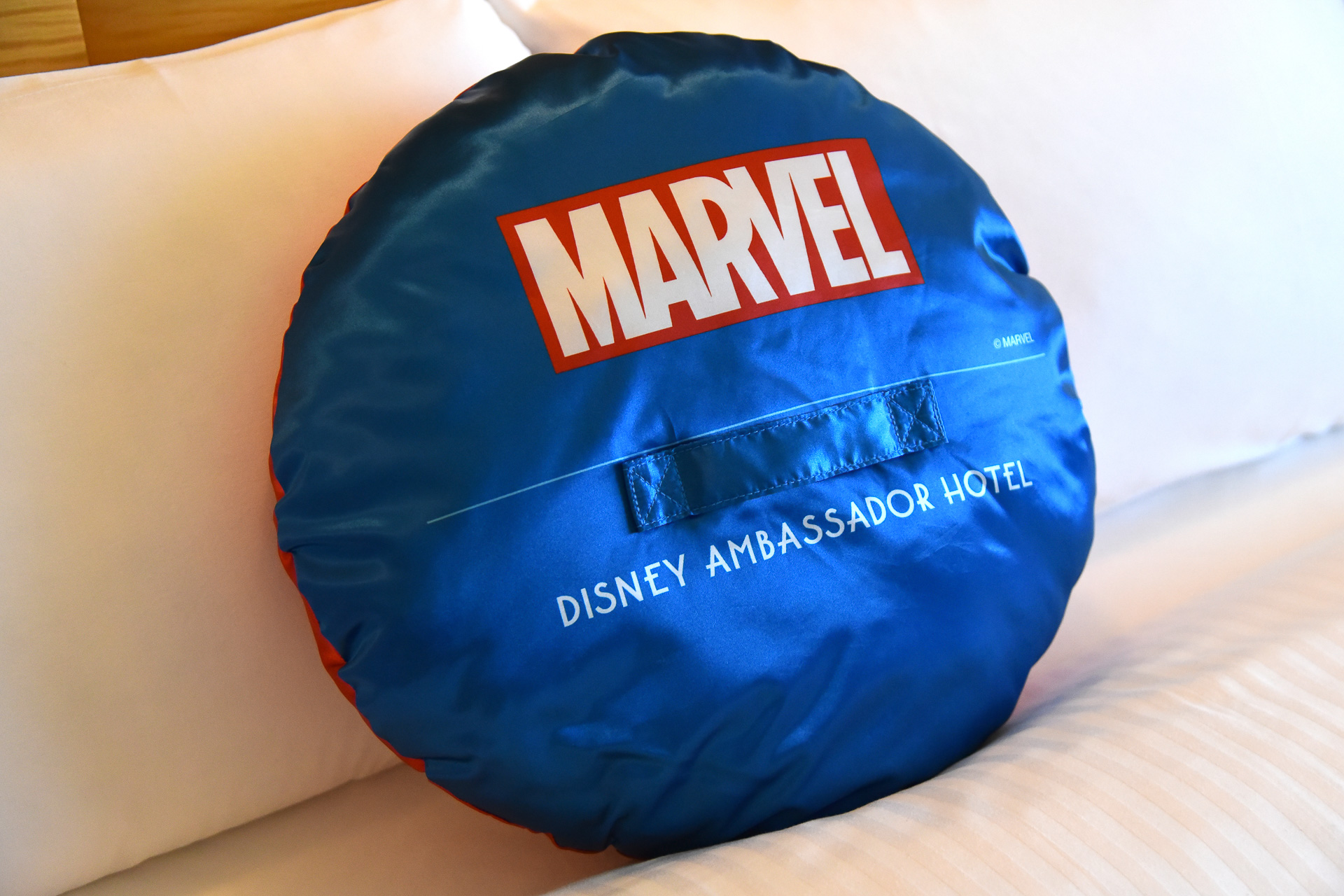 裏側にはロゴと持ち手が付いています