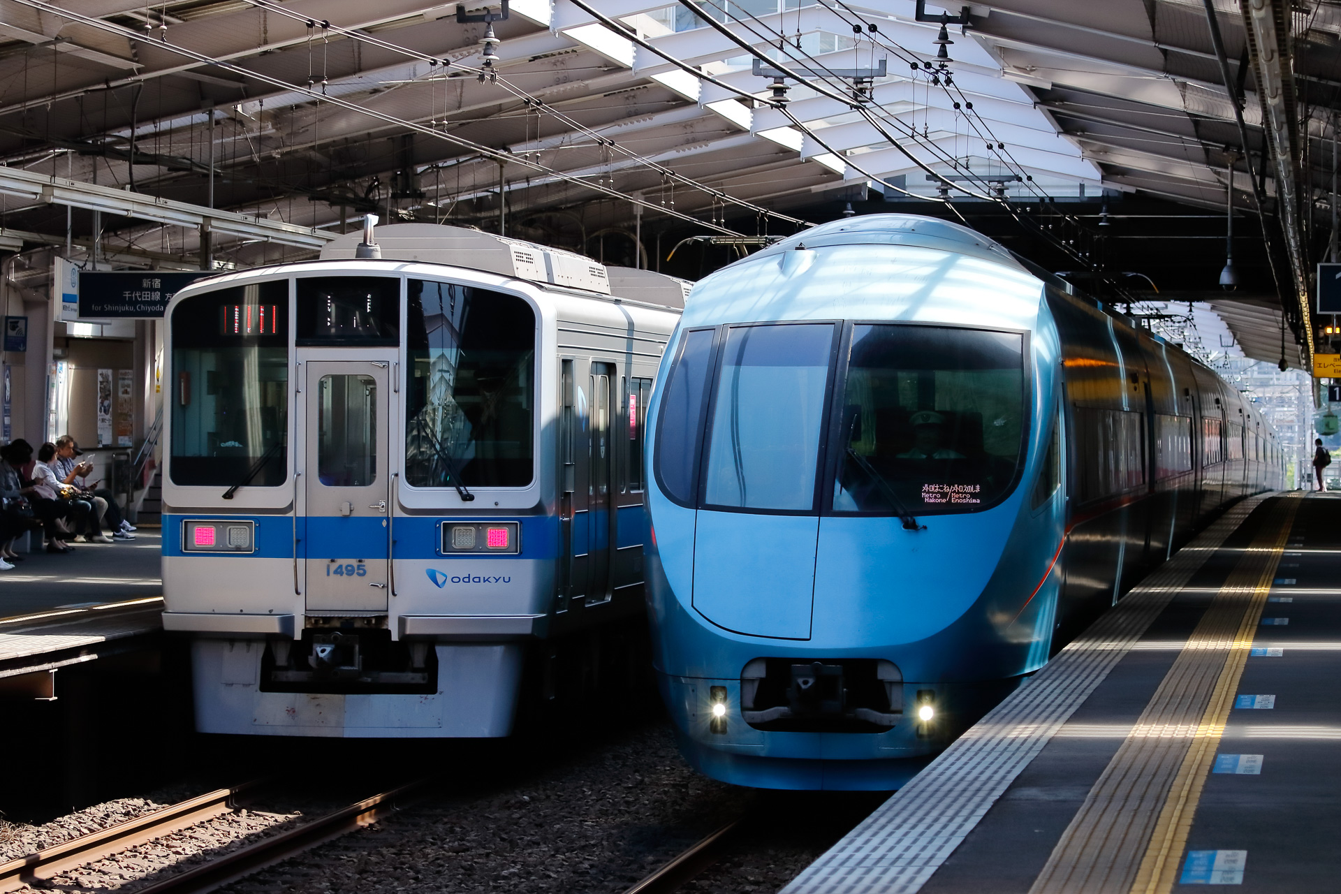 小田急小田原線の百合ヶ丘駅で。特急「メトロはこね/メトロえのしま」（右）と、急行（左）のいずれも、この駅は通過である
