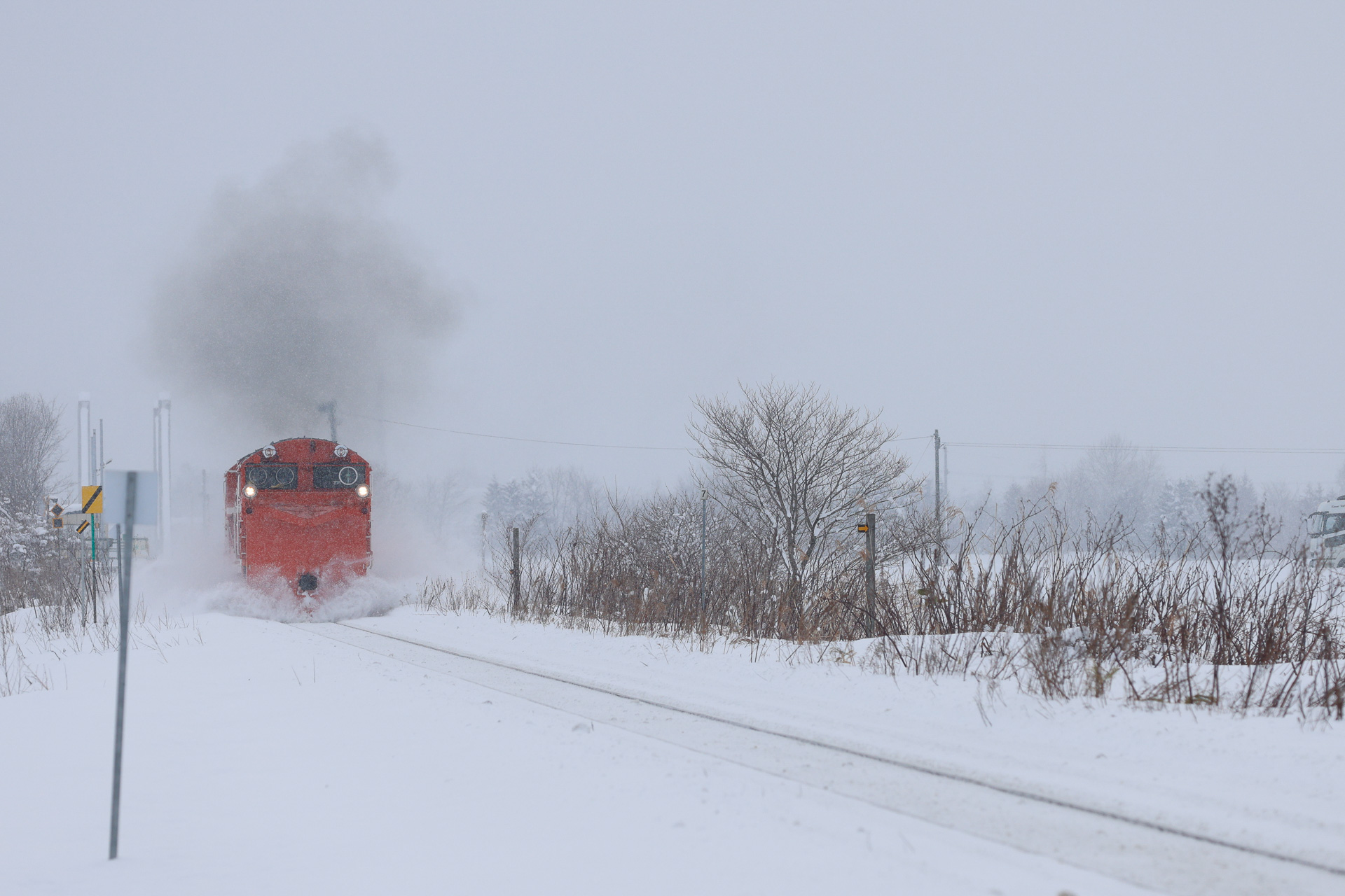 宗谷本線の排雪列車。営業列車の間を縫うようにしてダイヤが設定されている