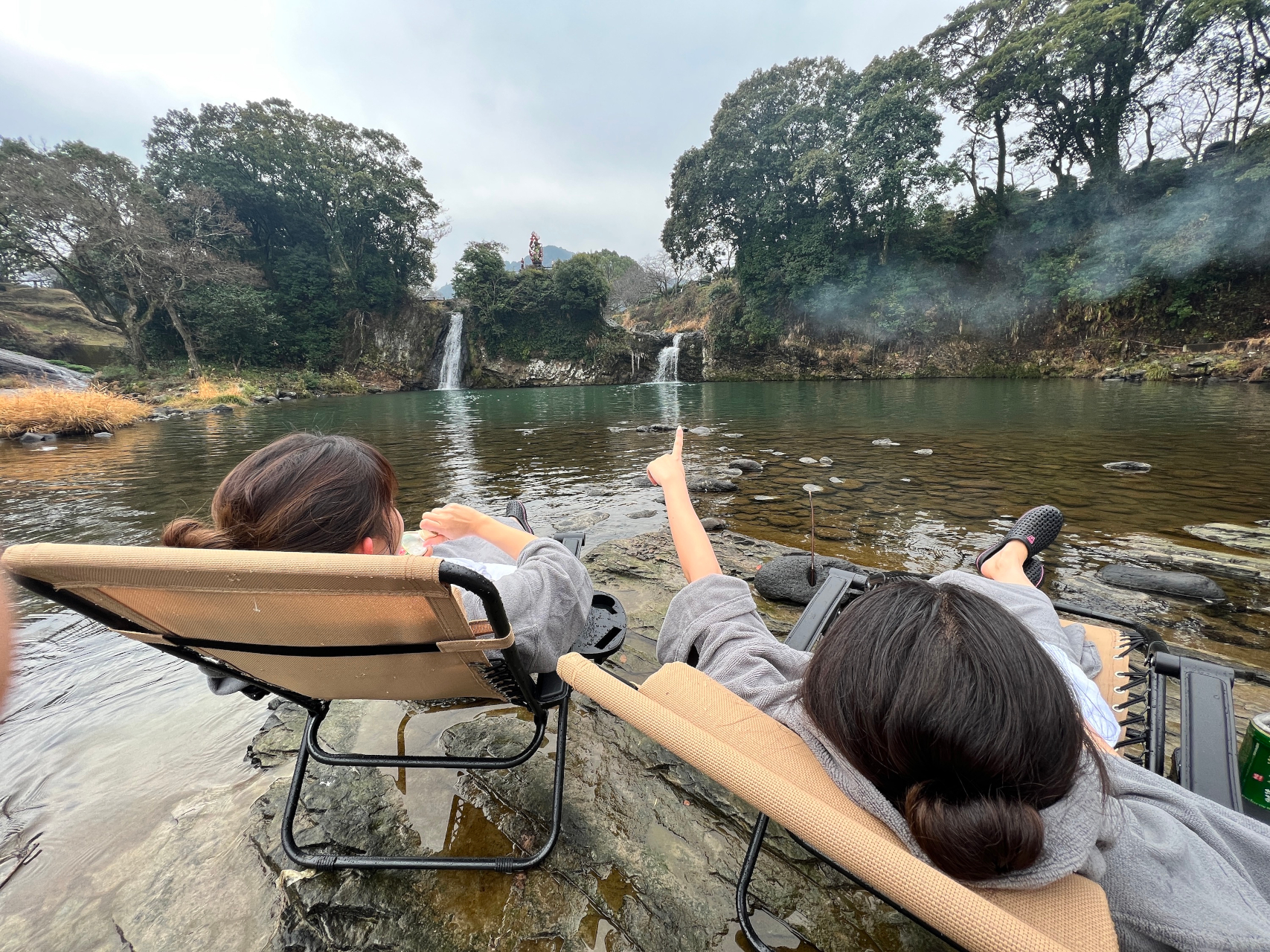 滝のすぐ近くでテントサウナや外気浴ができる「嬉野アウトドアフィールド」