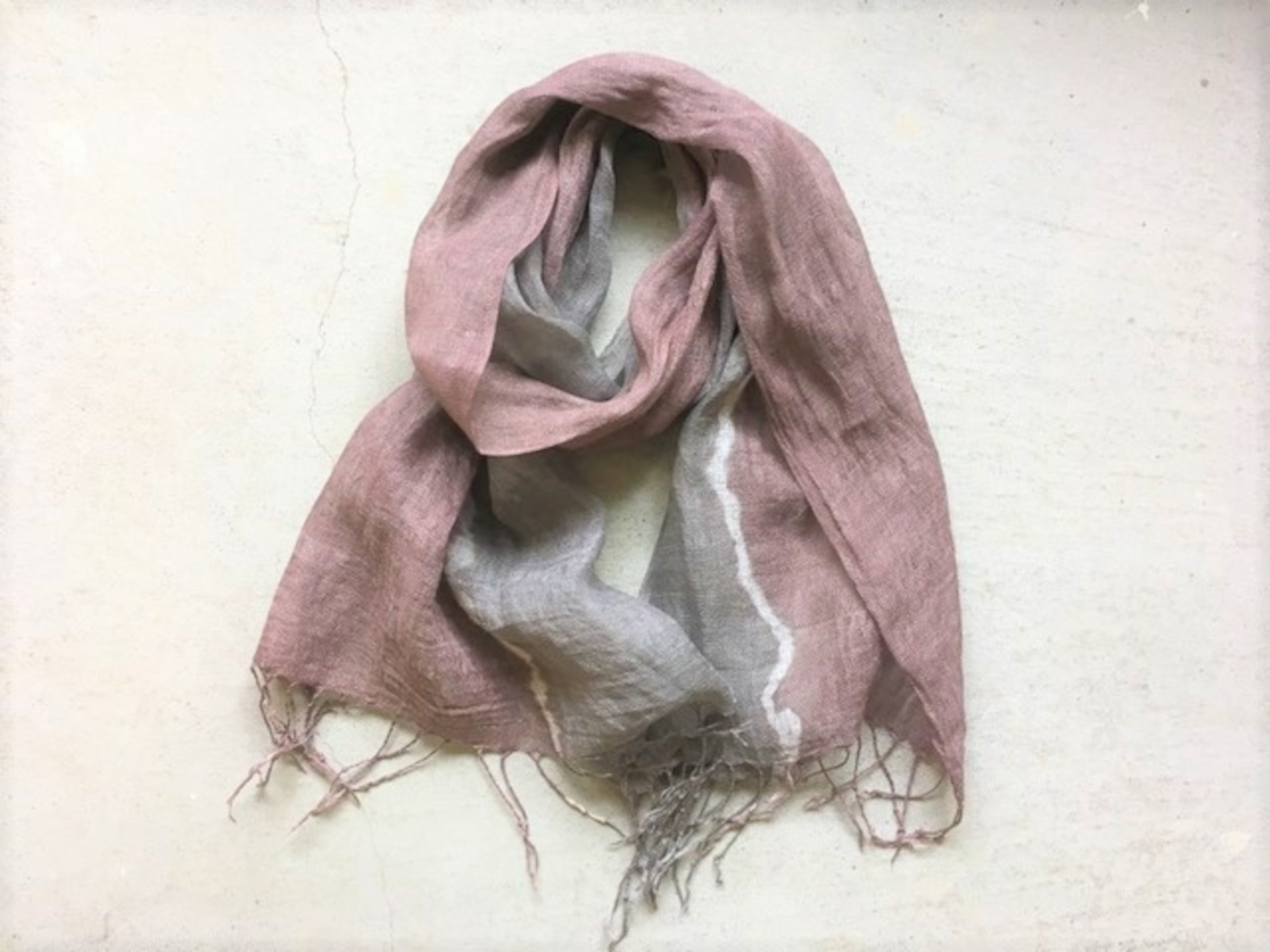 奄美の伝統技法「泥染め」で仕上げた山陽新幹線オリジナルのストール（5900円）