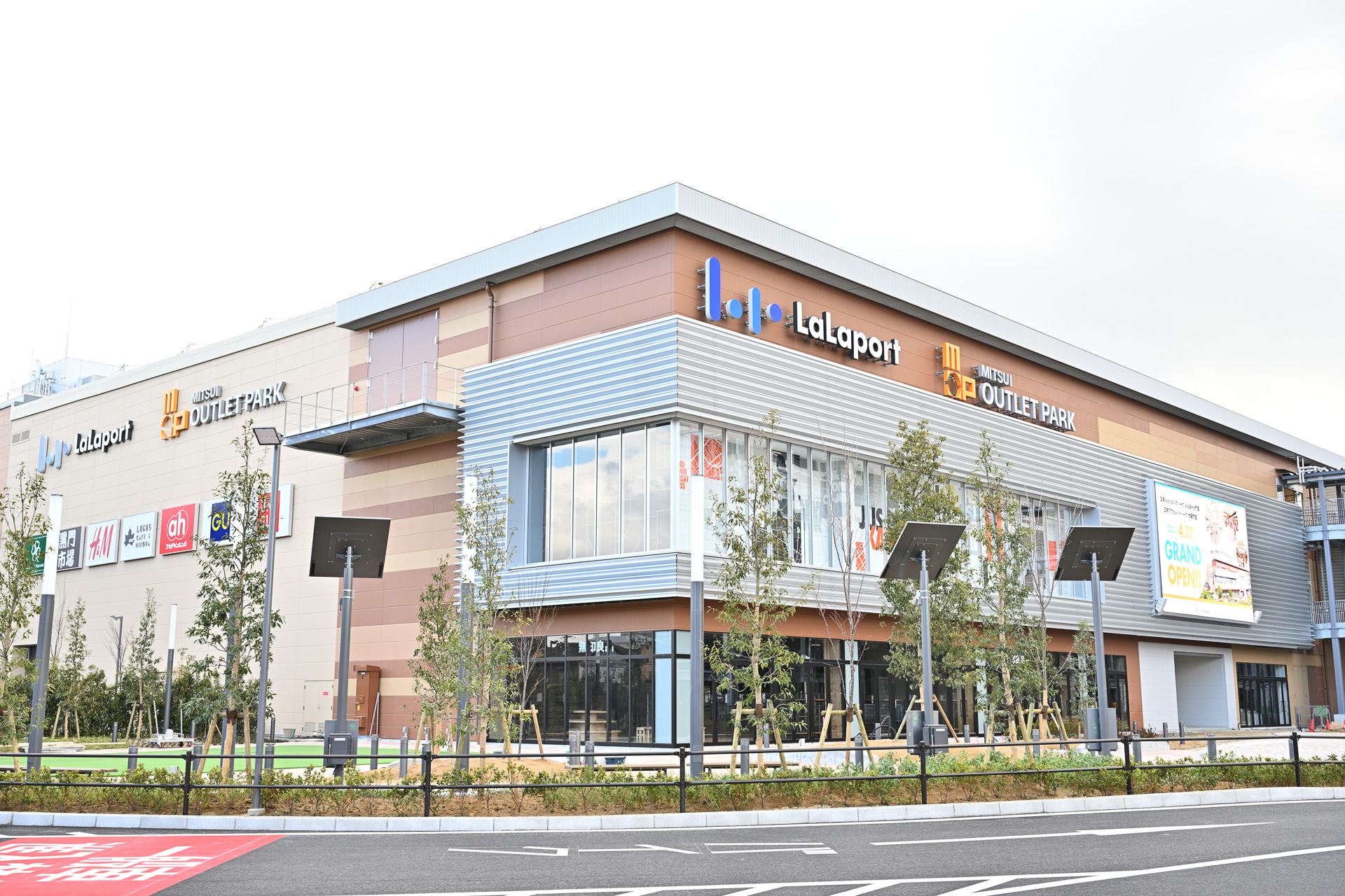 4月17日のグランドオープンに向けて工事がすすむ「三井ショッピングパーク ららぽーと門真・三井アウトレットパーク大阪門真」