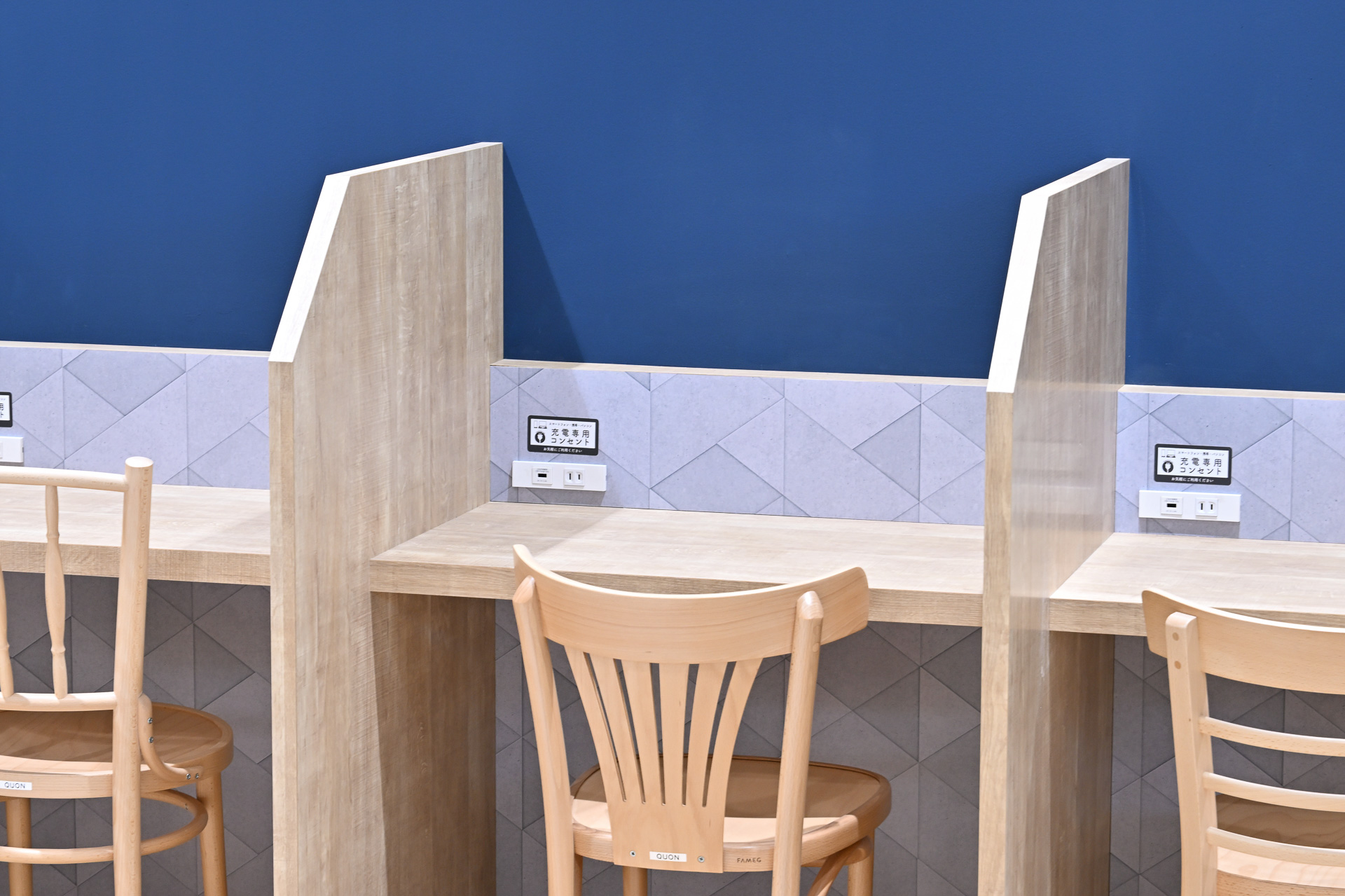 仕切りで区切られた個人席にはコンセントを設置。PCやタブレットなど電子機器の使用が可能