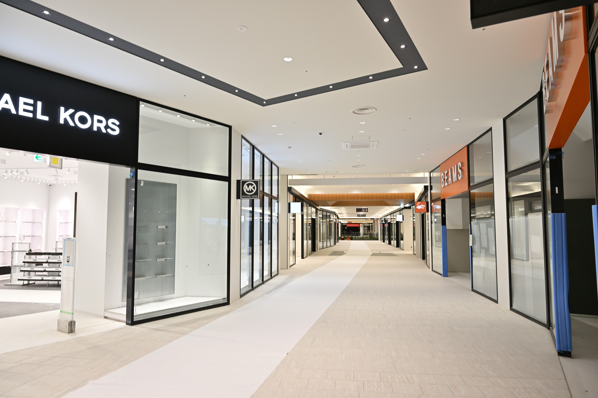 三井アウトレットパーク大阪門真が入る2階フロア。日本アウトレット初出店4店舗、関西アウトレット初出店13店舗を含む98店舗が一堂に会する