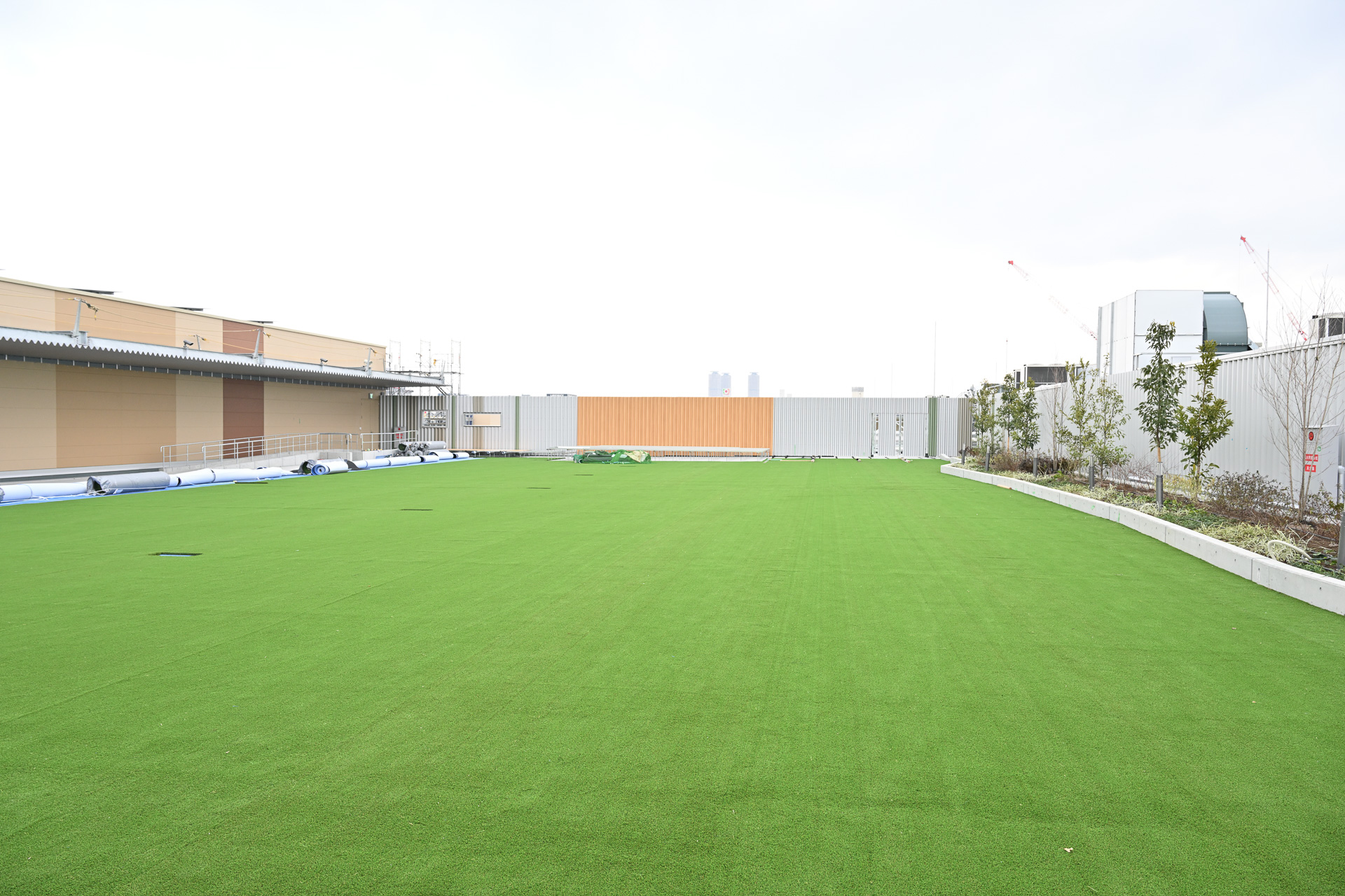 毛足の長い人工芝が敷き詰められ、小さな子供でも思いきり走り回って遊ぶことができる。そのほか滑り台や築山トンネル、キッズ用ボルダリングなどの遊具も設置予定