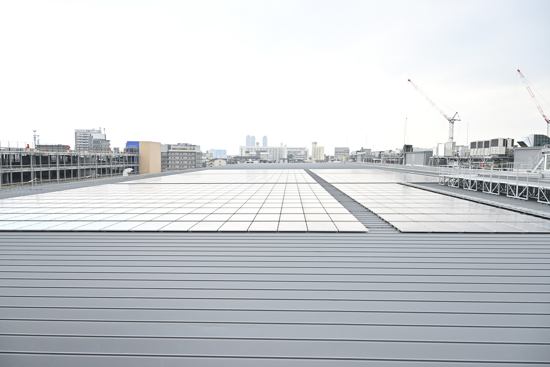 店舗建屋の屋上や、駐車場棟壁面に太陽光パネル約4500枚を設置。1日平均5207kWhの電力をまかなえる見込み。設置枚数、発電量は同社商業施設最大級となる