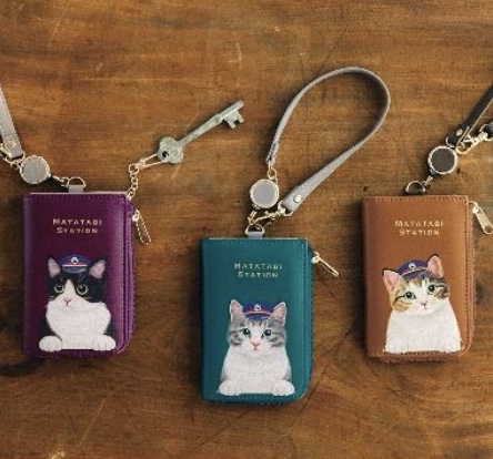 猫の駅員さんが毎日を応援！コインも入るICパスケース（2178円）