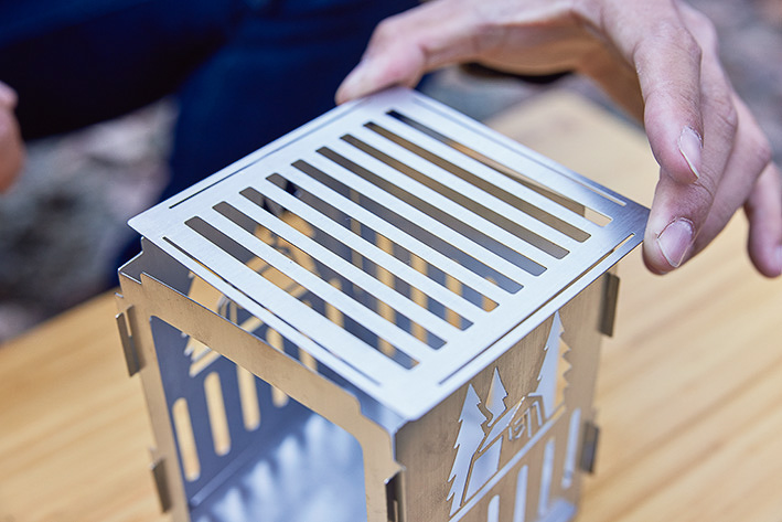 付録の焚き火台はステンレスの組み立て式