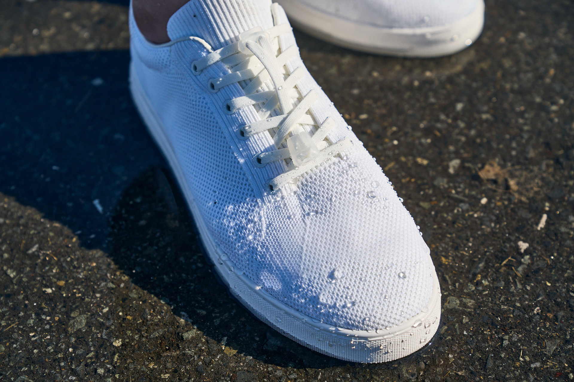 特殊加工を施した糸で高い撥水性を実現