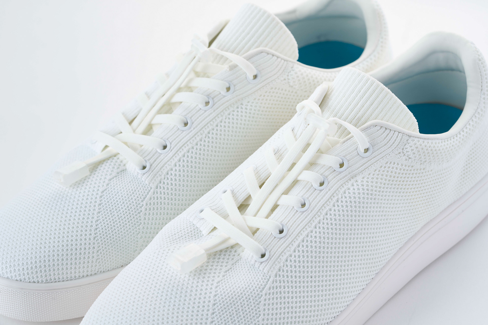 靴ひもは結ばなくてよい留め具を採用