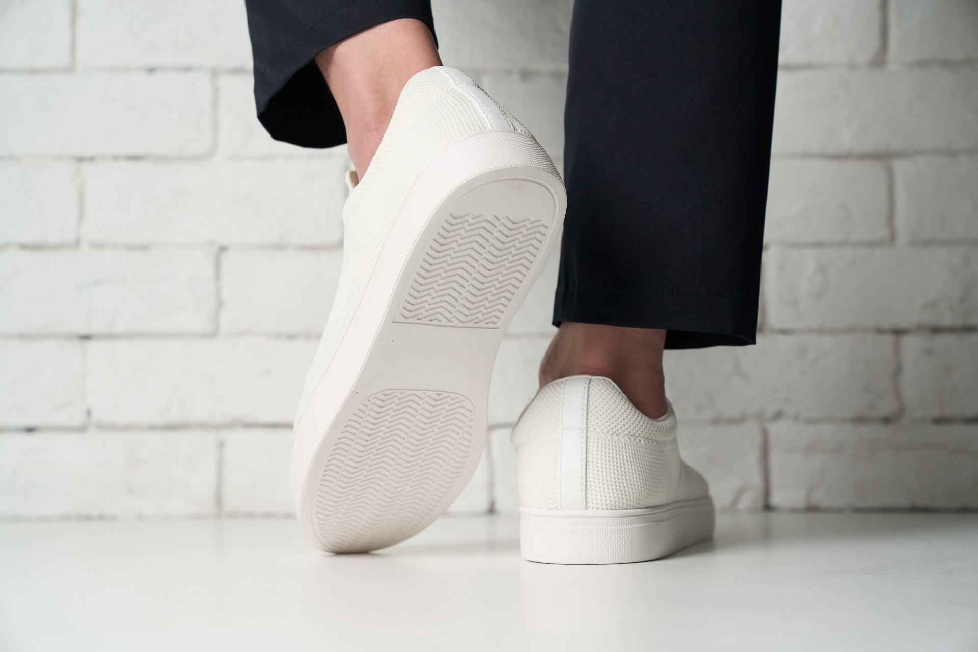 靴底は「発泡ラバーソール」、中敷きに「EVAフォーム」を採用