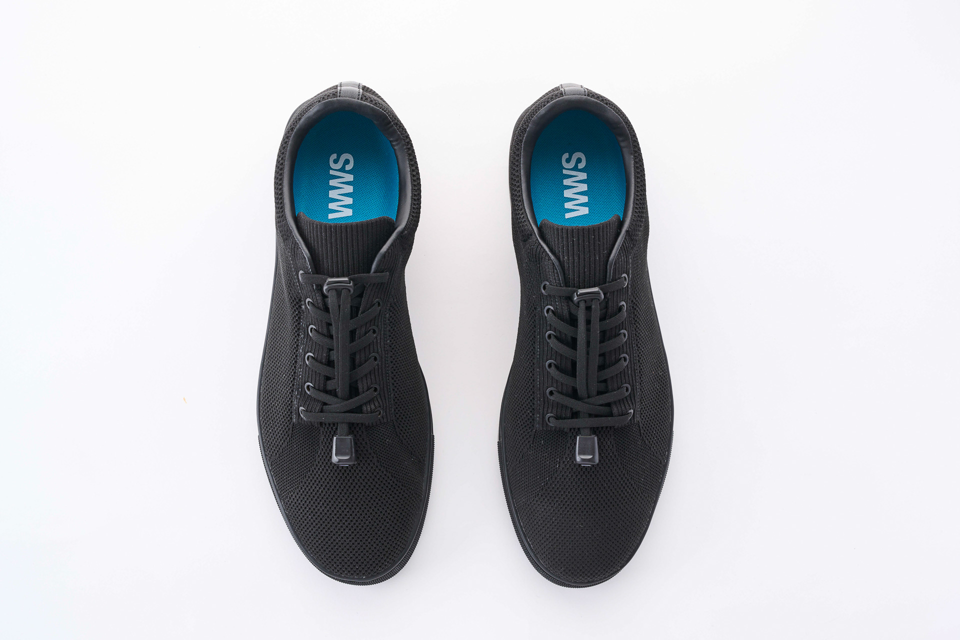 白スニ（ホワイト）だけでなくブラックもラインアップする