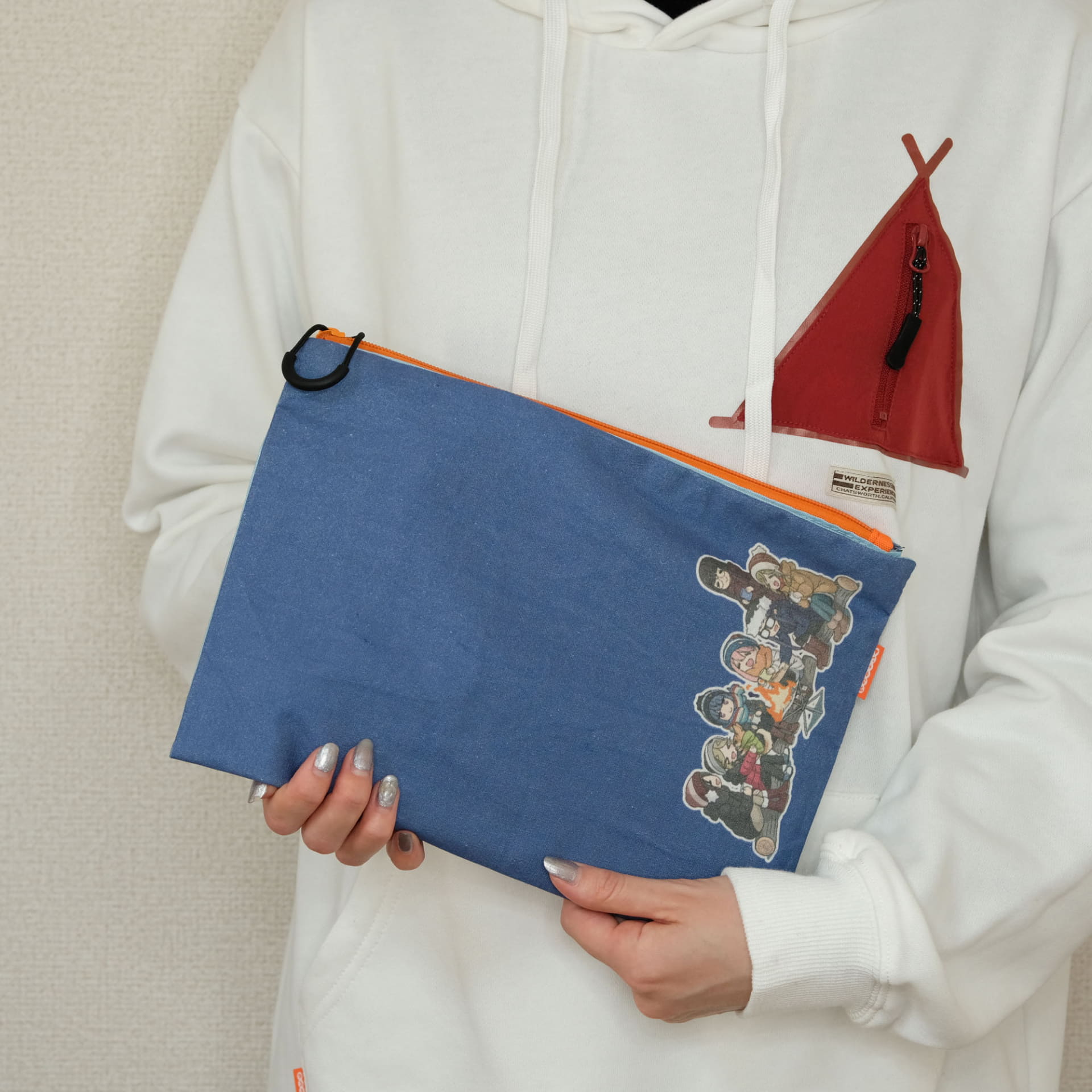 ファスナーつきでポーチとして中に小物を入れて折りたためる