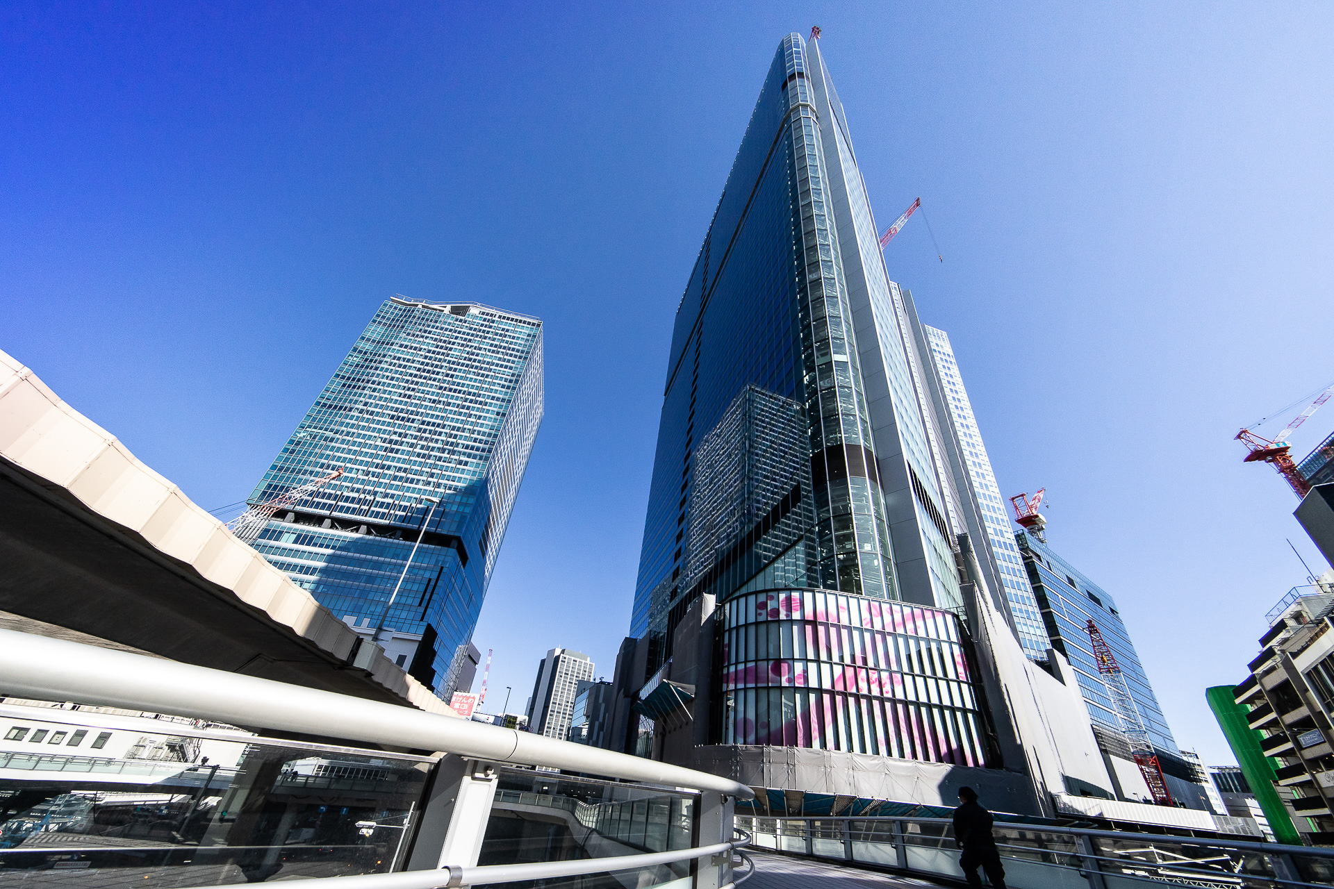渋谷駅桜丘口地区で開発中の複合施設「Shibuya Sakura Stage」。国道246号線を横断する歩道橋デッキ上から「SHIBUYAタワー」と「セントラルビル」を見る。左は「渋谷スクランブルスクエア（東棟）」