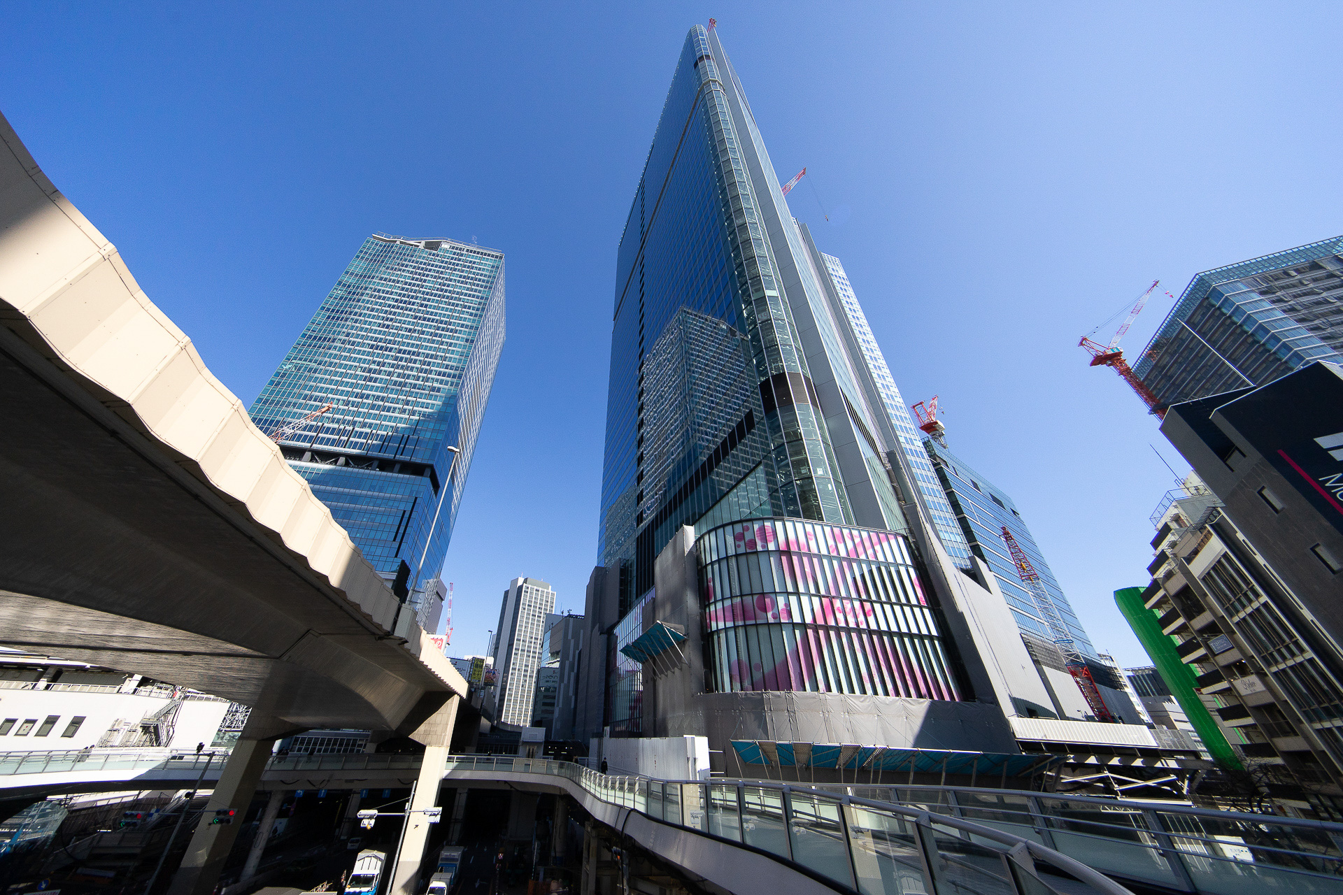 渋谷駅側から見たところ。左は渋谷スクランブルスクエア（東棟）。中央が「Shibuya Sakura Stage」の「SHIBUYAタワー」。左側を走るのが国道246号とその上の高架が首都高速3号渋谷線