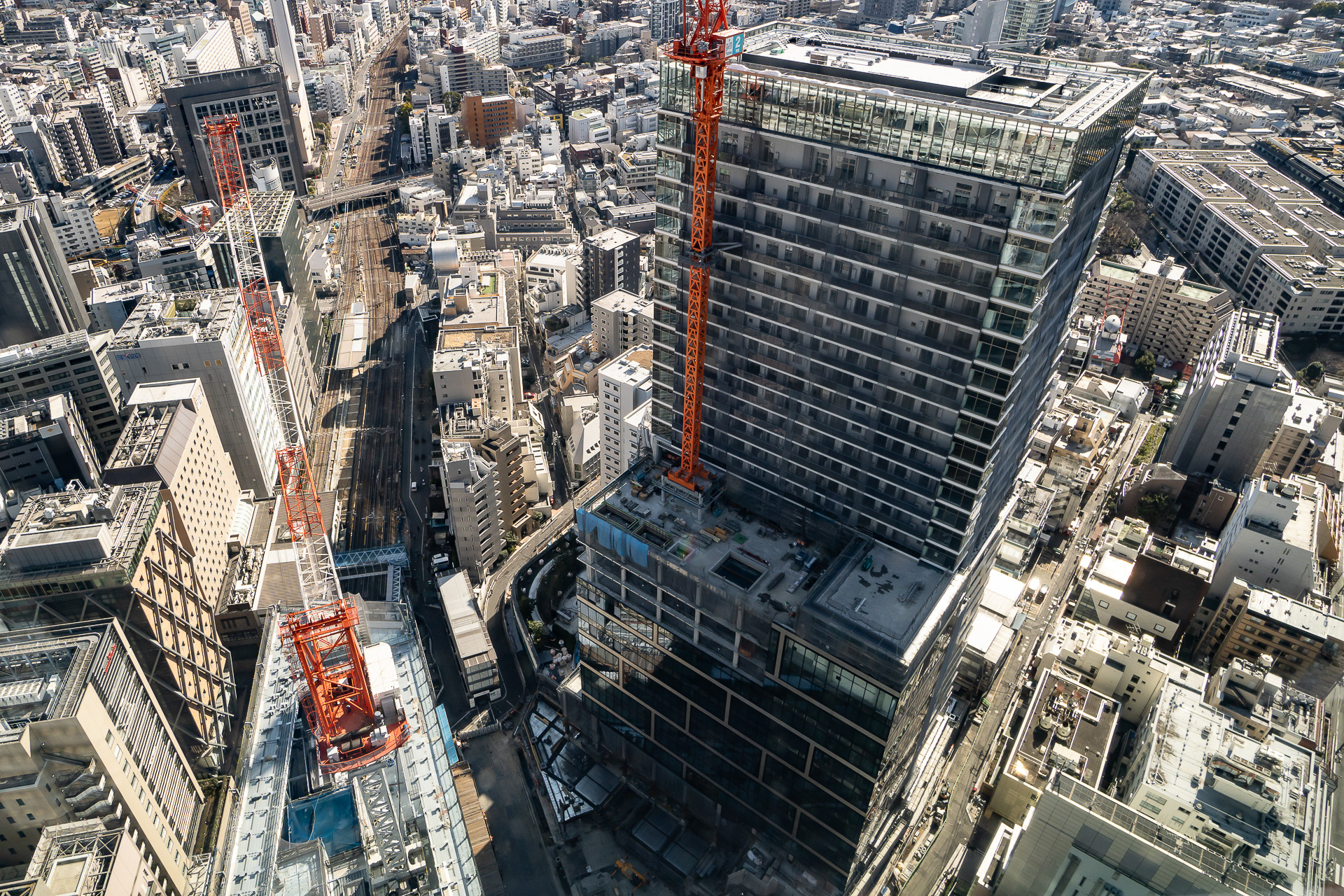 「Shibuya Sakura Stage」の工事を「SHIBUYAタワー」37階から見たところ。主に住宅やサービスアパートメントとなる「SAKURAタワー」が見えている