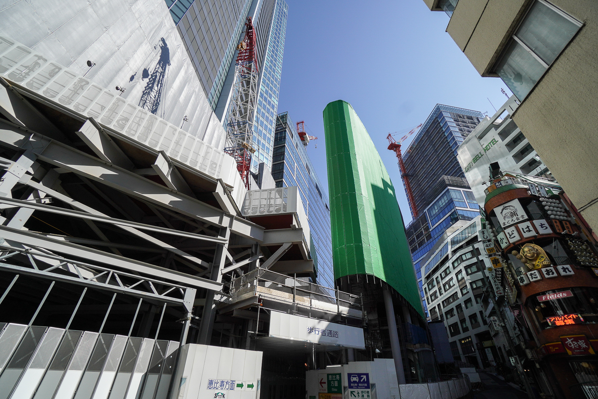 渋谷駅側から少し入った位置。緑のカバーがかかっている建物は「SAKURAテラス」