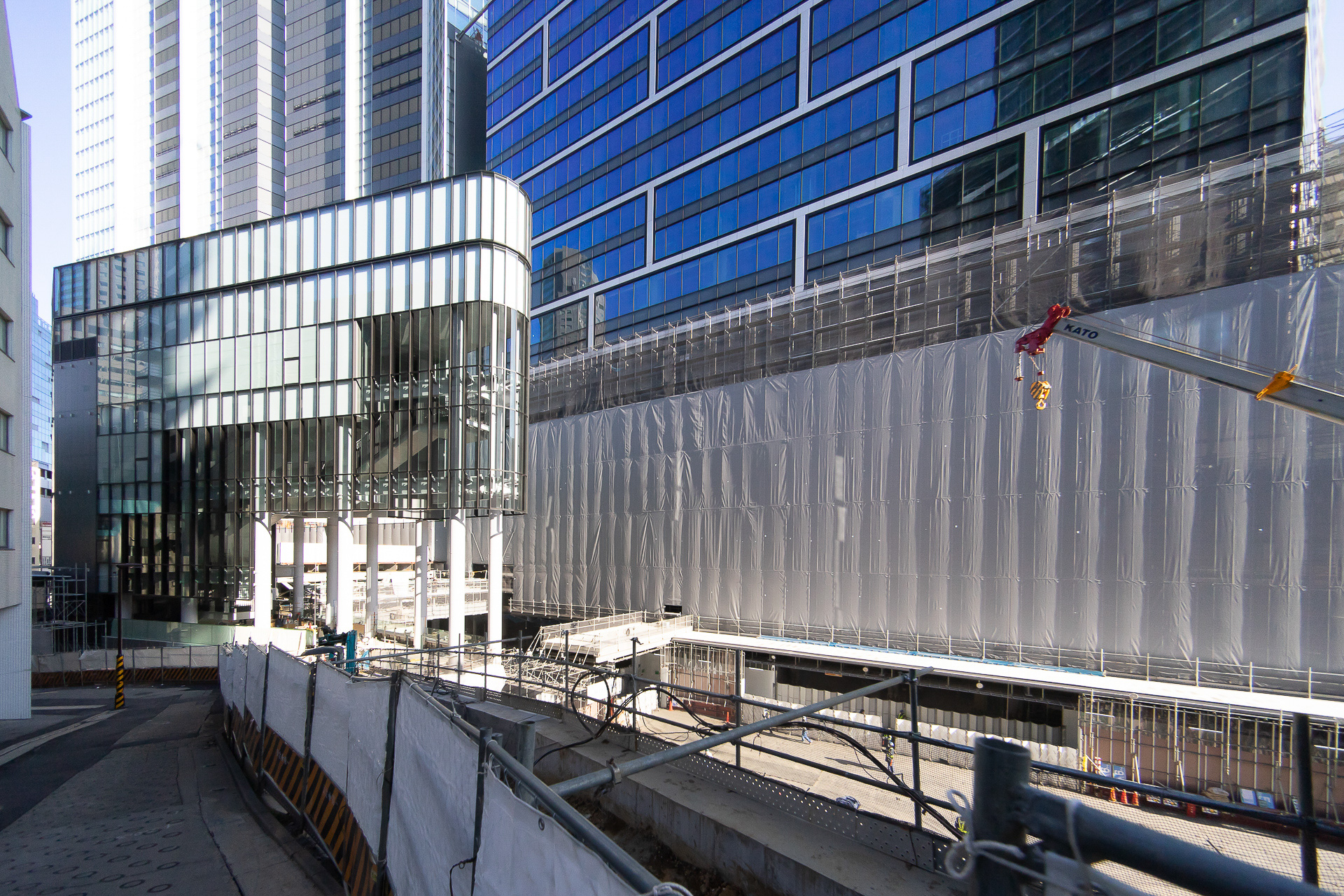 ちょうど開発エリア中央にあたる「セントラルビル」と「SAKURAテラス」。この辺りは歩行者通路で通り抜けできる