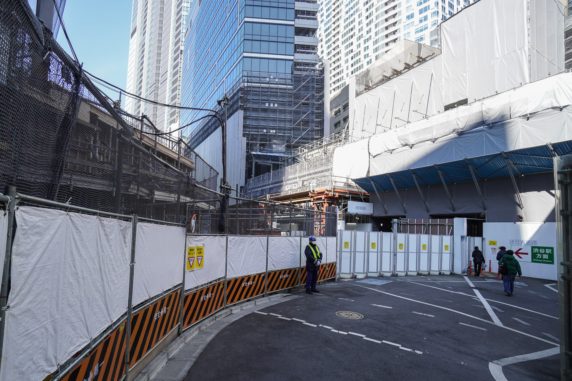 「セントラルビル」と「SAKURAタワー」の接続部分辺り。ここも通り抜けの通路