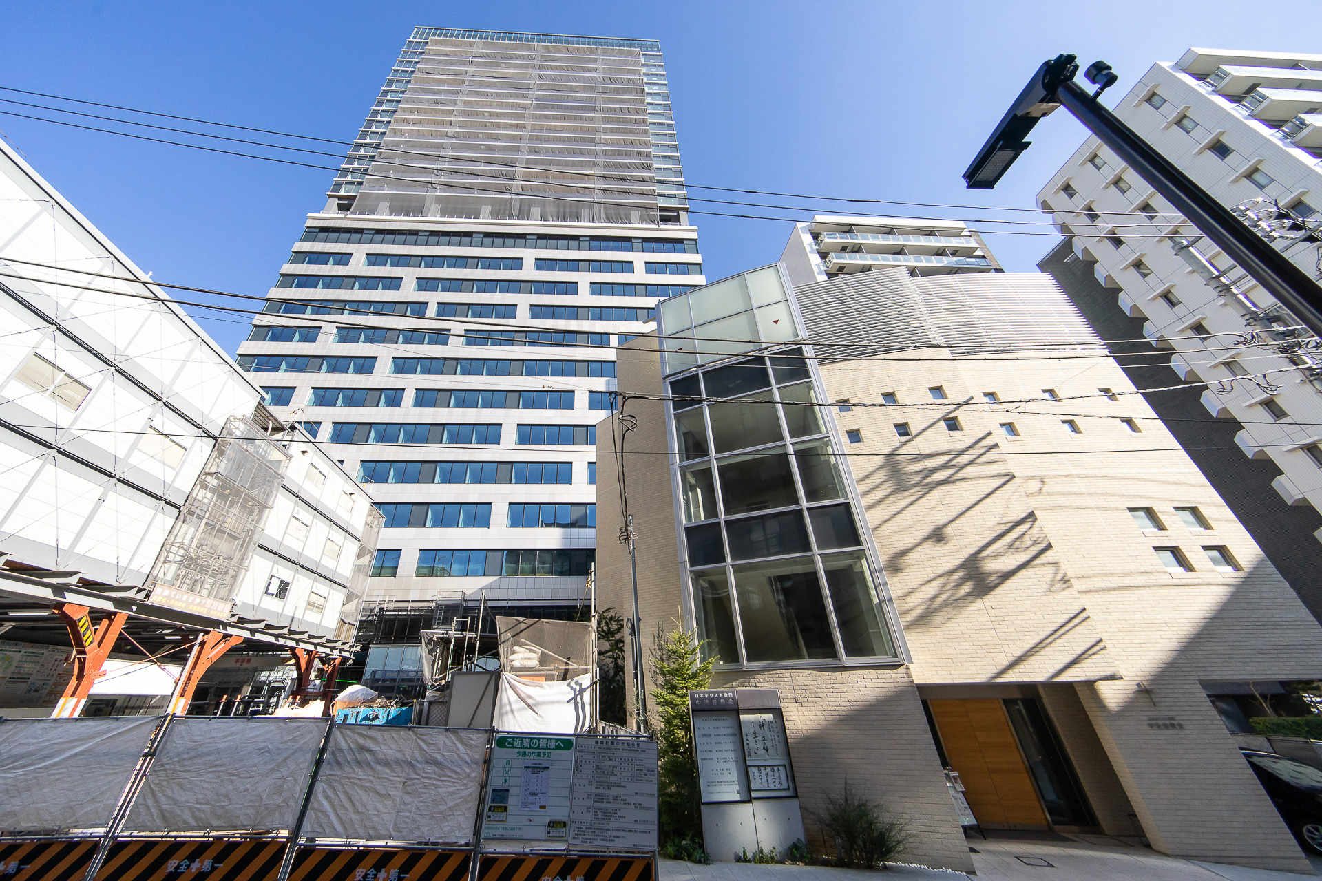 「SAKURAタワー」を南側から見たところ。下には日本基督教団中渋谷教会がある