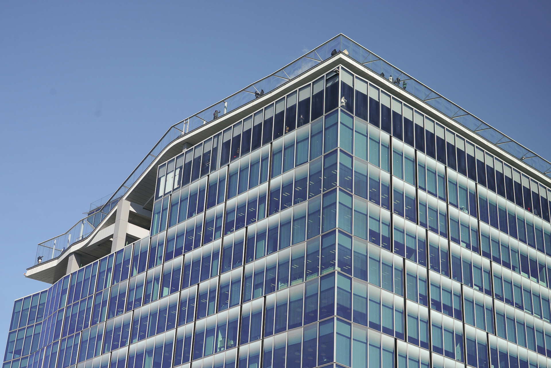 渋谷スクランブルスクエア（東棟）の屋上がよく見える。「SHIBUYAタワー」は少し低い